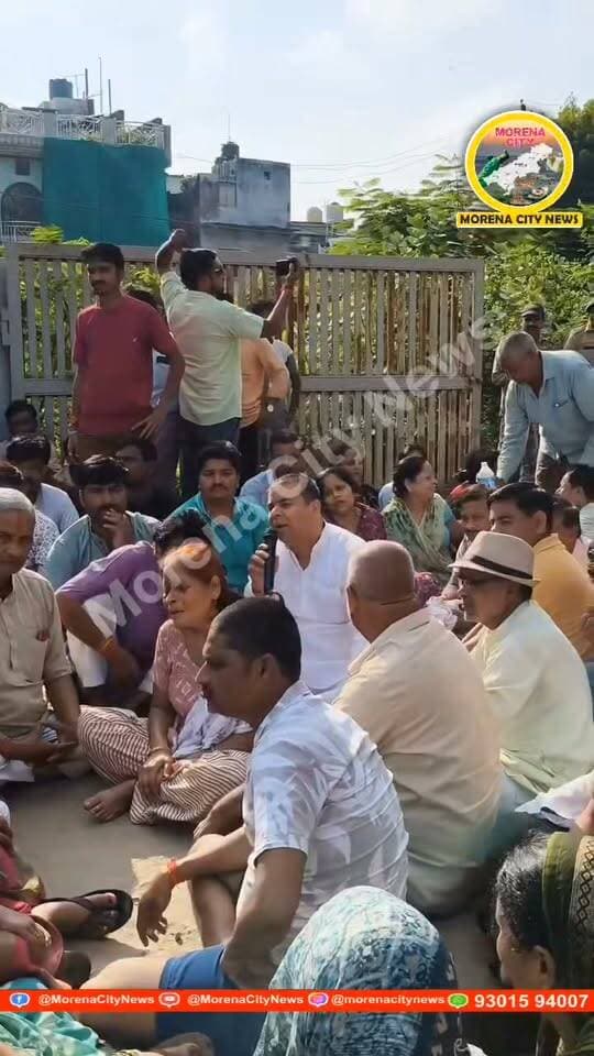 व्यापारी सूरज गुप्ता की मौ.त के बाद जौरा थाने पर धरना
मुरैना के जौरा में व्यापारी सूरज गुप्ता की संदिग्ध परिस्थितियों में हुई मौ.त के बाद मामला गरमा गया है। घटना के विरोध में जौरा विधायक पंकज उपाध्याय, शहर के व्यापारी और मृतक के परिजन जौरा थाने के बाहर धरने पर बैठ गए हैं।
प्रदर्शनकारी मामले की निष्पक्ष जांच और दोषियों पर कार्रवाई की मांग कर रहे हैं। इससे पहले एसपी धर्मराज मीना ने जौरा थाने के पांच पुलिसकर्मियों को तत्काल प्रभाव से लाइन अटैच किया है। मामले की जांच डीएसपी स्तर के अधिकारी से कराए जाने की बात कही गई है। वहीं, तीन डॉक्टरों के पैनल और वीडियो रिकॉर्डिंग के साथ पोस्टमार्टम कराया जाएगा। पोस्टमार्टम रिपोर्ट के बाद मौ.त की वास्तविक वजह स्पष्ट होने की उम्मीद है।
#जौरा #मुरैना #morena