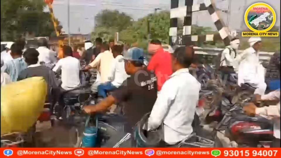 बानमोर के शनिचरा मार्ग रेलवे फाटक पर रोज लग रहा जाम, ओवरब्रिज नहीं होने से ड्यूटी, स्कूल और इमरजेंसी वाहन परेशान
मुरैना। बानमोर के शनिचरा मार्ग स्थित रेलवे फाटक पर रोजाना जाम की स्थिति बन रही है। ट्रेन निकलने के दौरान फाटक बंद होने से दोनों ओर वाहनों की लंबी कतार लग जाती है। फाटक खुलने के बाद भी वाहनों की भीड़ के कारण कुछ समय तक यातायात व्यवस्था प्रभावित रहती है।
स्थानीय लोगों का कहना है कि यह समस्या लंबे समय से बनी हुई है। रेलवे फाटक पर ओवरब्रिज नहीं होने के कारण रोजाना आने-जाने वाले लोगों के साथ ड्यूटी पर जाने वाले कर्मचारी, स्कूल वाहन और इमरजेंसी सेवाओं से जुड़े वाहनों को भी परेशानी का सामना करना पड़ता है।
फाटक बंद होने के दौरान जाम में एंबुलेंस या अन्य आपातकालीन वाहन फंस जाएं तो स्थिति और गंभीर हो सकती है। स्थानीय लोगों की मांग है कि इस मार्ग पर ओवरब्रिज का निर्माण कराया जाए, ताकि रेलवे फाटक के कारण बार-बार लगने वाले जाम से लोगों को राहत मिल सके।
फाटक खुलने के बाद का नजारा भी इस समस्या की गंभीरता को साफ तौर पर दिखाता है, जहां वाहन एक साथ निकलने के कारण काफी देर तक यातायात दबाव बना रहता है।
#morena #मुरैना #बानमौर