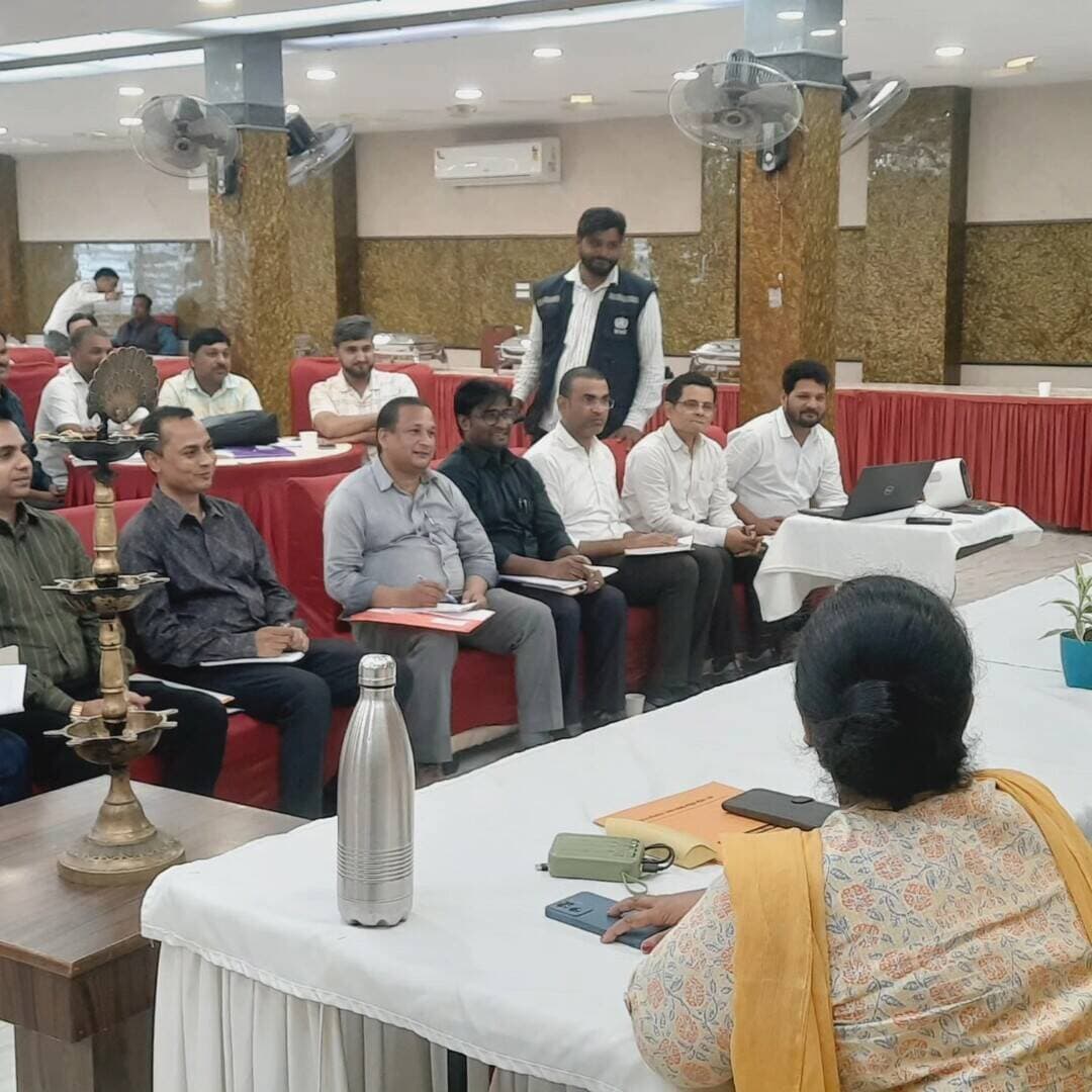 #Balrampur ! शत-प्रतिशत नियमित टीकाकरण सुनिश्चित करें, कोई भी बच्चा न छूटे: जिलाधिकारी
सुलतानपुर। जनपद में मातृ एवं शिशु स्वास्थ्य सेवाओं को सशक्त बनाने और नियमित टीकाकरण का शत-प्रतिशत लक्ष्य हासिल करने के उद्देश्य से गुरुवार को जिलाधिकारी डॉ. विपिन कुमार जैन की अध्यक्षता में होटल आदित्य इन में चिकित्साधिकारियों की एक दिवसीय कार्यशाला संपन्न हुई। इस दौरान डीएम ने स्पष्ट निर्देश दिए कि टीकाकरण से वंचित एक भी बच्चा या गर्भवती महिला छूटनी नहीं चाहिए; इसके लिए जमीनी स्तर पर सटीक और प्रभावी माइक्रोप्लान तैयार कर लागू किया जाए।
कार्यशाला में नियमित टीकाकरण की माइक्रोप्लानिंग, स्वास्थ्य सेवाओं के सुदृढ़ीकरण और ग्राम स्वास्थ्य, स्वच्छता एवं पोषण दिवस (वीएचएसएनडी) सत्रों के असरदार संचालन पर गहराई से मंथन हुआ।
अद्यतन 'ड्यू लिस्ट' और दूरस्थ क्षेत्रों पर विशेष फोकस
जिलाधिकारी ने निर्देश दिया कि प्रत्येक ग्राम पंचायत और स्वास्थ्य उपकेंद्र स्तर पर पात्र बच्चों व गर्भवती महिलाओं की अपडेटेड 'ड्यू लिस्ट' (देय सूची) तैयार की जाए। आंशिक रूप से टीकाकृत या छूटे हुए बच्चों को चिन्हित कर प्राथमिकता के आधार पर कवर किया जाए। विशेष रूप से दूरस्थ व दुर्गम क्षेत्रों में टीकाकरण सत्रों का आयोजन बिना किसी ढिलाई के सुनिश्चित किया जाए।
एएनएम, आशा और आंगनबाड़ी में बेहतर समन्वय की हिदायत
स्वास्थ्य सेवाओं को परिणामोन्मुखी बनाने के लिए डीएम ने एएनएम, आशा और आंगनबाड़ी कार्यकर्ताओं के बीच मजबूत आपसी तालमेल पर बल दिया। उन्होंने कहा कि आशा कार्यकर्ता सत्र से पूर्व ही लाभार्थियों को सूचित करें, ताकि निर्धारित तिथि पर शत-प्रतिशत उपस्थिति दर्ज कराई जा सके।
मॉनिटरिंग और सामुदायिक सहभागिता जरूरी
डीएम ने चिकित्साधिकारियों को टीकाकरण सत्रों की नियमित मॉनिटरिंग और कम प्रगति वाले क्षेत्रों में विशेष अभियान चलाने के निर्देश दिए। साथ ही अभिभावकों को जागरूक कर सामुदायिक सहभागिता बढ़ाने पर भी जोर दिया, ताकि बच्चों को गंभीर बीमारियों से सुरक्षित रखा जा सके।
कार्यशाला में मुख्य चिकित्सा अधिकारी डॉ. मुकेश रस्तोगी समेत स्वास्थ्य विभाग के तमाम अधिकारी व चिकित्साधिकारी मौजूद रहे।
#balrampur #dmbalrampur