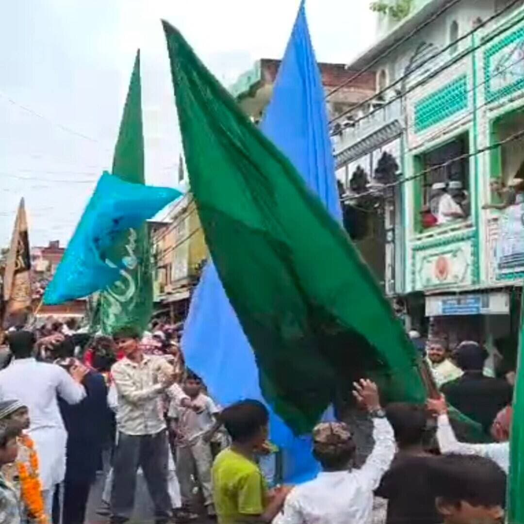 #Balrampur ! #उतरौला में शानो-शौकत से निकला जुलूस-ए-गौसिया, या गौस अल मदद के नारों से गूंजा शहर...
#उतरौला (#बलरामपुर)। हजरत शेख अब्दुल कादिर जीलानी अलैहिर्रहमां (बड़े पीर साहब) की यौमे पैदाइश 'ग्यारहवीं शरीफ' के मुबारक मौके पर गुरुवार को उतरौला शहर में जुलूस-ए-गौसिया बेहद शानो-शौकत और अदब ओ अकीदत के साथ निकाला गया।
शाहजहानी शाह दरगाह से दोपहर बाद जुलूस-ए-गौसिया कमेटी के सदर निसार नकी शाह, इजहार शाह व अंजुमन गुलामाने मुस्तफा दरगाह शाहजहानी कमेटी के सदर सलमान जमशेद व इस्माइल के ज़ेरे कयादत तथा मुफ्ती मोहम्मद जमील अहमद खान की सरपरस्ती में जुलूस की शुरुआत हुई। इस्लामी लिबास कुर्ता-पाजामा, सिर पर साफा व टोपी पहने और हाथों में मजहबी परचम थामे अकीदतमंद "गौस का दामन नहीं छोड़ेंगे", "या गौस अल मदद", "नारे तकबीर अल्लाह-हू-अकबर" और "हिन्दुस्तान जिंदाबाद" के नारे लगाते हुए आगे बढ़े। इस दौरान रहीम रज़ा बलरामपुरी, सद्दाम हुसैन, तौहीद रज़ा और मास्टर शबी अहमद शब्बू समेत कई नातिया शायरों की नात-ख्वानी पर अकीदतमंद झूमते नज़र आए।
औलिया-ए-किराम के बताए रास्ते पर चलने का आह्वान
जुलूस शाहजहानी दरगाह से निकलकर हाटन रोड, जामा मस्जिद और गोंडा मोड़ होते हुए कर्बला पहुंचा। यहां उलेमा-ए-दीन ने तकरीर करते हुए कहा कि आज हम बुजुर्गाने दीन और औलिया-ए-किराम के वाकयात सुनकर खुश तो हो लेते हैं, लेकिन उनकी तालीमात को अपनी जिंदगी में नहीं उतारते। अगर हम गौस-ए-पाक से सच्ची मोहब्बत करते हैं, तो उनके बताए रास्ते पर चलना होगा और शरीयत के अहकाम की पाबंदी करनी होगी।
देश में तरक्की और अमन-चैन की मांगी गई दुआ
कर्बला से वापस होकर जुलूस गोंडा मोड़, अंबेडकर चौराहा, रज़ा मस्जिद और श्यामा प्रसाद मुखर्जी चौराहा होते हुए चांद मस्जिद पहुंचा, जहां मौलाना ने गौस-ए-पाक के करामातों और मुकाम पर रोशनी डाली। इसके बाद जुलूस हाटन रोड होते हुए पुन: शाहजहानी शाह दरगाह पहुंचकर संपन्न हुआ।
समापन पर मुफ्ती मोहम्मद जमील खान ने कहा कि हिन्दुस्तान में दीन-ए-इस्लाम और ईमान किसी बादशाह के जरिए नहीं, बल्कि औलिया और सूफियों के इखलाक व पैगाम से फैला है। आखिर में सलातो-सलाम के बाद मुल्क की तरक्की, खुशहाली, आपसी भाईचारे और कौमी एकता के लिए दुआ की गई।
इस मौके पर इज़हार शाह, हाफिज अब्दुल दैयान हशमती, पम्मी शाह, जमील अहमद, एहसान बाबा, मोहम्मद तालीम अली, अली हुसैन, मोहम्मद मसी, तस्सु खान, इस्माइल, आमिर निजाम, मेराज अहमद, मौलाना शोएब, तूफेल, रिजवान अहमद और जिलानी समेत सैकड़ों की तादाद में अकीदतमंद मौजूद रहे।
