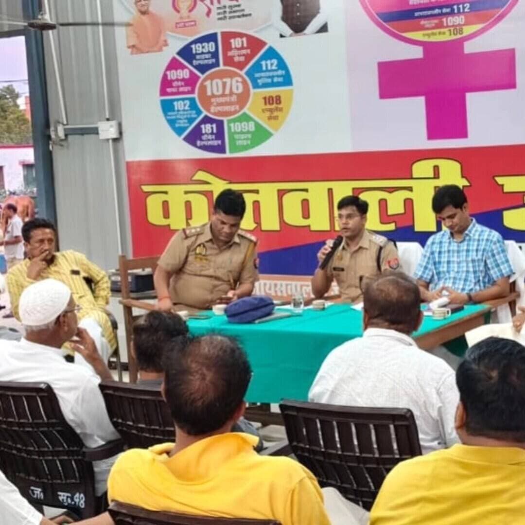 #बलरामपुर पुलिस की सख्त ताकीद: डीजे संचालकों के साथ थानों में बैठक, मानक से तेज आवाज पर होगी सीधी जब्ती
#बलरामपुर। आगामी शारदीय नवरात्रि, दुर्गा पूजा, दशहरा, दीपावली और चेहल्लुम जैसे त्योहारों को शांतिपूर्ण व सौहार्दपूर्ण वातावरण में संपन्न कराने के लिए बलरामपुर पुलिस सख्त हो गई है। जिले में ध्वनि प्रदूषण पर प्रभावी अंकुश लगाने के लिए पुलिस अधीक्षक मार्तण्ड प्रकाश सिंह के निर्देश पर गुरुवार को जनपद के सभी थानों में डीजे संचालकों और ऑपरेटरों के साथ समीक्षा बैठक आयोजित की गई। इस दौरान जिले भर के कुल 573 डीजे संचालकों को चिह्नित कर ध्वनि प्रदूषण नियंत्रण नियमों के तहत लिखित नोटिस तामील कराई गई।
अपर पुलिस अधीक्षक विशाल पाण्डेय व समस्त क्षेत्राधिकारियों के पर्यवेक्षण में आयोजित इन बैठकों में थानाध्यक्षों ने डीजे संचालकों को शासन और माननीय सर्वोच्च न्यायालय द्वारा जारी दिशा-निर्देशों की कड़ाई से पालना करने की हिदायत दी। पुलिस ने स्पष्ट किया कि नियमों की अनदेखी करने पर उपकरण जब्त कर संबंधित धाराओं में कठोर दंडात्मक कार्रवाई की जाएगी।
#Utraula