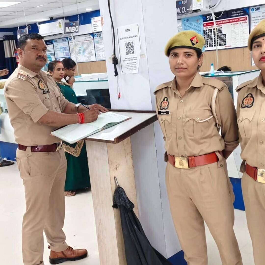 #बलरामपुर में बैंकों व वित्तीय संस्थानों की सुरक्षा सख्त, सघन चेकिंग अभियान चलाकर साइबर ठगी के प्रति किया गया जागरूक
बलरामपुर। जनपद में वित्तीय संस्थानों की सुरक्षा सुनिश्चित करने तथा आमजन को साइबर अपराधों से बचाने के उद्देश्य से बलरामपुर पुलिस ने व्यापक चेकिंग अभियान चलाया। पुलिस अधीक्षक मार्तण्ड प्रकाश सिंह के निर्देशन में चलाए गए इस अभियान के तहत जिले भर के समस्त बैंकों, डाकघरों, जनसेवा केंद्रों एवं अन्य वित्तीय संस्थानों में सुरक्षा व्यवस्था का जायजा लिया गया।
अभियान के दौरान समस्त प्रभारी निरीक्षकों, थानाध्यक्षों, चौकी प्रभारियों और 'मिशन शक्ति' टीम ने अपने-अपने थाना क्षेत्रों में स्थित बैंकों व अन्य वित्तीय संस्थानों के परिसर तथा आसपास के इलाकों में गहन तलाशी ली। पुलिस अधिकारियों ने बैंक प्रबंधकों व कर्मचारियों से संवाद स्थापित कर वहां लगे सुरक्षा उपकरणों—जैसे सीसीटीवी कैमरे, सायरन और फायर अलार्म—की कार्यप्रणाली को जांचा।
चेकिंग के दौरान संस्थानों के आसपास मौजूद संदिग्ध व्यक्तियों और वाहनों की भी पड़ताल की गई। इसके साथ ही, बैंकों व जनसेवा केंद्रों पर आए नागरिकों को साइबर फ्रॉड से बचाव के तौर-तरीके बताते हुए जागरूक किया गया।
पुलिस अधीक्षक ने ड्यूटी पर तैनात पुलिसकर्मियों को सख्त निर्देश दिए हैं कि वे पूरी सतर्कता बरतें और परिसर में आने-जाने वाले हर संदिग्ध व्यक्ति पर पैनी नजर रखें ताकि किसी भी अप्रिय घटना या वित्तीय धोखाधड़ी को रोका जा सके।
#balrampur #balrampurpolice