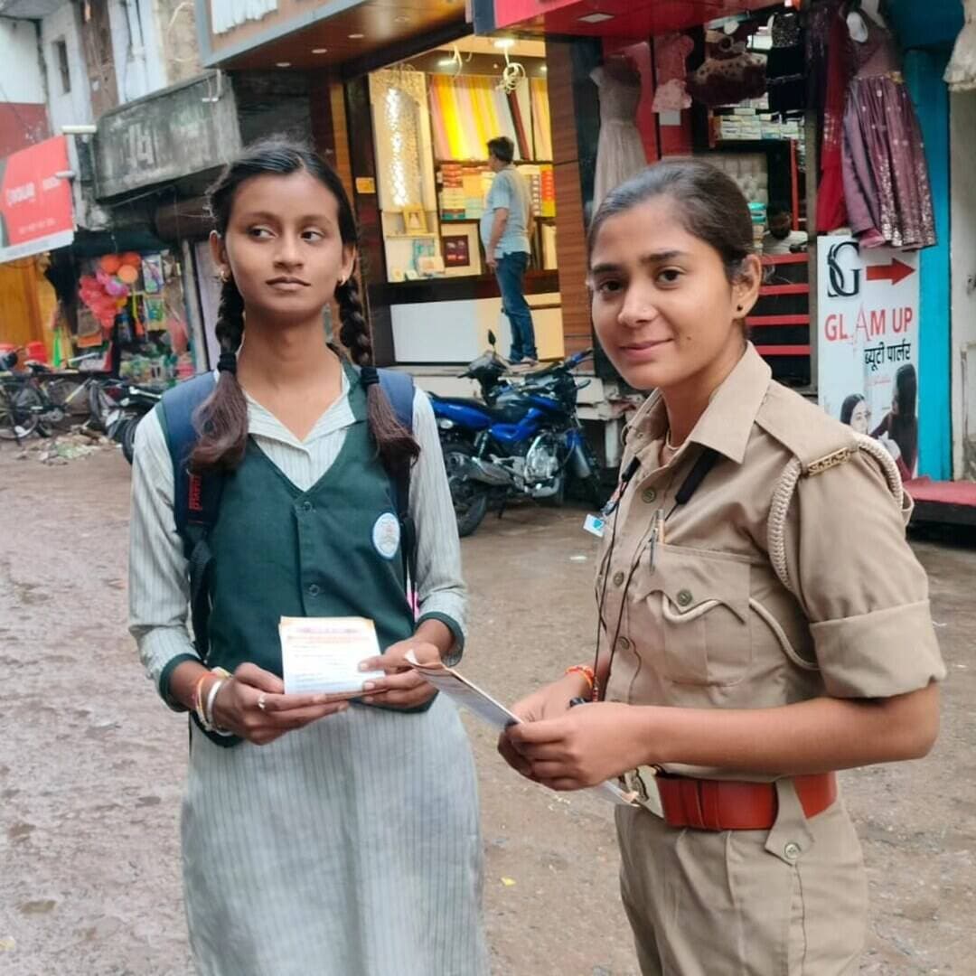 #बलरामपुर पुलिस की पहल: मिशन शक्ति अभियान के तहत गांव-गांव पहुंचीं टीमें, दिए सुरक्षा मंत्र
बलरामपुर। जनपद में महिलाओं और बालिकाओं की सुरक्षा, सम्मान व अधिकार के प्रति जागरूक करने के लिए बलरामपुर पुलिस ने कमर कस ली है। पुलिस अधीक्षक मार्तण्ड प्रकाश सिंह के निर्देशन और मिशन शक्ति के नोडल प्रभारी व एएसपी विशाल पाण्डेय के पर्यवेक्षण में गुरुवार को जिले के सभी थाना क्षेत्रों में वृहद जनजागरूकता अभियान चलाया गया। मिशन शक्ति टीमों ने गांवों, कस्बों और विद्यालयों में पहुंचकर बालिकाओं व महिलाओं को उनके अधिकारों की जानकारी दी।
अभियान के दौरान पुलिसकर्मियों ने महिलाओं की समस्याओं को ध्यानपूर्वक सुना और त्वरित निस्तारण का भरोसा दिया। कार्यक्रम में दहेज प्रथा, बाल विवाह, घरेलू हिंसा, साइबर अपराध (डिजिटल अरेस्ट) और गुड टच-बैड टच के प्रति जागरूक किया गया। पुलिस अधिकारियों ने बाल विवाह व दहेज प्रथा को सामाजिक कुरीति बताते हुए कहा कि यह कानूनन दंडनीय अपराध है।
आपातकालीन स्थिति में डायल करें ये हेल्पलाइन नंबर:
महिलाओं की तुरंत मदद के लिए पुलिस ने प्रमुख हेल्पलाइन नंबरों के बारे में जानकारी दी और पम्पलेट भी बांटे:
1090 – वूमेन पावर लाइन
112 – पुलिस आपातकालीन सेवा
1930 – साइबर हेल्पलाइन
181 – महिला हेल्पलाइन
1098 – चाइल्ड हेल्पलाइन
1076 – मुख्यमंत्री हेल्पलाइन
108 / 102 – एम्बुलेंस व स्वास्थ्य सेवा
इसके अलावा थाना स्तर पर संचालित मिशन शक्ति केंद्र और परिवार परामर्श केंद्र के बारे में बताया गया ताकि पीड़िताएं बेझिझक सहायता प्राप्त कर सकें। पुलिस का कहना है कि महिलाओं की सुरक्षा और सशक्तिकरण के लिए यह अभियान निरंतर जारी रहेगा।