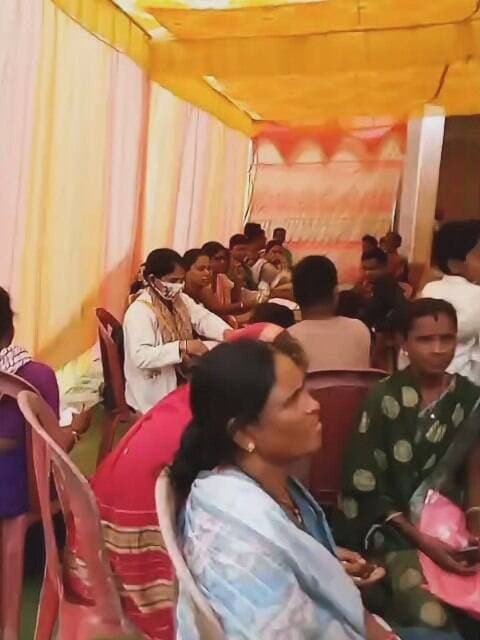 नारंगी में प्रशासन ने लगाया जनसमस्या निवारण शिविर
जाति प्रमाण पत्र से लेकर आधार, संबल, केसीसी और स्वास्थ्य सेवाओं का मिला लाभ
बैहर विकासखंड के जनजातीय बहुल ग्राम नारंगी में गुरुवार को प्रशासन द्वारा विशेष जनसमस्या निवारण शिविर आयोजित किया गया। शिविर में विभिन्न विभागों के खंड स्तरीय अधिकारी एवं कर्मचारियों ने ग्रामीणों की समस्याएं सुनीं और मौके पर ही अनेक सेवाओं से संबंधित कार्यवाही प्रारंभ की।
शिविर में जाति प्रमाण पत्र के लिए 14 आवेदन प्राप्त हुए, जिन पर कार्यवाही शुरू कर दी गई है। आवेदकों को एक सप्ताह के भीतर प्रमाण पत्र उपलब्ध कराने की प्रक्रिया की जा रही है। इसी प्रकार संबल योजना में 3 हितग्राहियों तथा प्रधानमंत्री मातृ वंदना योजना में एक महिला का पंजीयन किया गया। 9 लोगों की समग्र ई-केवायसी की गई।
ग्रामीणों के लिए आधार संबंधी सेवाएं भी उपलब्ध कराई गईं। शिविर में 22 लोगों के नए आधार कार्ड बनाए गए, जबकि 14 आधार कार्ड का अपडेशन किया गया। किसानों की सुविधा के लिए 10 किसान क्रेडिट कार्ड बनाए जाने की प्रक्रिया प्रारंभ की गई।
शिविर में पशुपालन विभाग से संबंधित 6, विद्युत विभाग से संबंधित 1 तथा लोक निर्माण विभाग से संबंधित 2 आवेदन प्राप्त हुए, जिन पर आवश्यक कार्यवाही शुरू कर दी गई है। लाड़ली लक्ष्मी योजना का लाभ दिलाने के लिए प्राप्त 2 आवेदनों तथा गरीबी रेखा में नाम जोड़ने के लिए प्राप्त 3 आवेदनों पर भी नियमानुसार कार्यवाही की जा रही है।
स्वास्थ्य जांच के साथ नि:शुल्क दवाओं का वितरण
शिविर में स्वास्थ्य विभाग द्वारा ग्रामीणों के स्वास्थ्य परीक्षण के लिए विशेष कैंप लगाया गया। इसमें 25 ग्रामीणों का स्वास्थ्य परीक्षण किया गया तथा आवश्यकतानुसार उन्हें नि:शुल्क दवाइयां प्रदान की गईं।
शिविर में तहसीलदार अनुराग मरावी, बाल विकास परियोजना अधिकारी रामनाथ धुर्वे, खंड चिकित्सा अधिकारी डॉ. अनंत लिल्हारे, बीआरसी सहित विभिन्न विभागों के खंड स्तरीय अधिकारी उपस्थित रहे। शिविर के माध्यम से ग्रामीणों को विभिन्न शासकीय योजनाओं और सेवाओं का लाभ उनके गांव में ही उपलब्ध कराने का प्रयास किया गया।