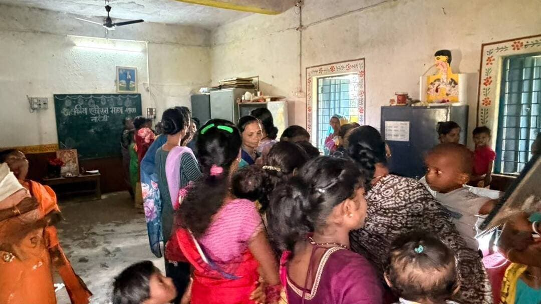 #बालाघाट
नारंगी में प्रशासन ने लगाया जनसमस्या निवारण शिविर
जाति प्रमाण पत्र से लेकर आधार, संबल, केसीसी और स्वास्थ्य सेवाओं का मिला लाभ
बैहर विकासखंड के जनजातीय बहुल ग्राम नारंगी में गुरुवार को प्रशासन द्वारा विशेष जनसमस्या निवारण शिविर आयोजित किया गया। शिविर में विभिन्न विभागों के खंड स्तरीय अधिकारी एवं कर्मचारियों ने ग्रामीणों की समस्याएं सुनीं और मौके पर ही अनेक सेवाओं से संबंधित कार्यवाही प्रारंभ की।
शिविर में जाति प्रमाण पत्र के लिए 14 आवेदन प्राप्त हुए, जिन पर कार्यवाही शुरू कर दी गई है। आवेदकों को एक सप्ताह के भीतर प्रमाण पत्र उपलब्ध कराने की प्रक्रिया की जा रही है। इसी प्रकार संबल योजना में 3 हितग्राहियों तथा प्रधानमंत्री मातृ वंदना योजना में एक महिला का पंजीयन किया गया। 9 लोगों की समग्र ई-केवायसी की गई।
ग्रामीणों के लिए आधार संबंधी सेवाएं भी उपलब्ध कराई गईं। शिविर में 22 लोगों के नए आधार कार्ड बनाए गए, जबकि 14 आधार कार्ड का अपडेशन किया गया। किसानों की सुविधा के लिए 10 किसान क्रेडिट कार्ड बनाए जाने की प्रक्रिया प्रारंभ की गई।
शिविर में पशुपालन विभाग से संबंधित 6, विद्युत विभाग से संबंधित 1 तथा लोक निर्माण विभाग से संबंधित 2 आवेदन प्राप्त हुए, जिन पर आवश्यक कार्यवाही शुरू कर दी गई है। लाड़ली लक्ष्मी योजना का लाभ दिलाने के लिए प्राप्त 2 आवेदनों तथा गरीबी रेखा में नाम जोड़ने के लिए प्राप्त 3 आवेदनों पर भी नियमानुसार कार्यवाही की जा रही है।
स्वास्थ्य जांच के साथ नि:शुल्क दवाओं का वितरण
शिविर में स्वास्थ्य विभाग द्वारा ग्रामीणों के स्वास्थ्य परीक्षण के लिए विशेष कैंप लगाया गया। इसमें 25 ग्रामीणों का स्वास्थ्य परीक्षण किया गया तथा आवश्यकतानुसार उन्हें नि:शुल्क दवाइयां प्रदान की गईं।
शिविर में तहसीलदार अनुराग मरावी, बाल विकास परियोजना अधिकारी रामनाथ धुर्वे, खंड चिकित्सा अधिकारी डॉ. अनंत लिल्हारे, बीआरसी सहित विभिन्न विभागों के खंड स्तरीय अधिकारी उपस्थित रहे। शिविर के माध्यम से ग्रामीणों को विभिन्न शासकीय योजनाओं और सेवाओं का लाभ उनके गांव में ही उपलब्ध कराने का प्रयास किया गया।
#जनसमस्या_निवारण_शिविर
#CMMadhyaPradesh #healthminmp #WelfareTribal #mp_wcdmp #JansamparkMP #minprdd #minmpkrishi #minforestmp