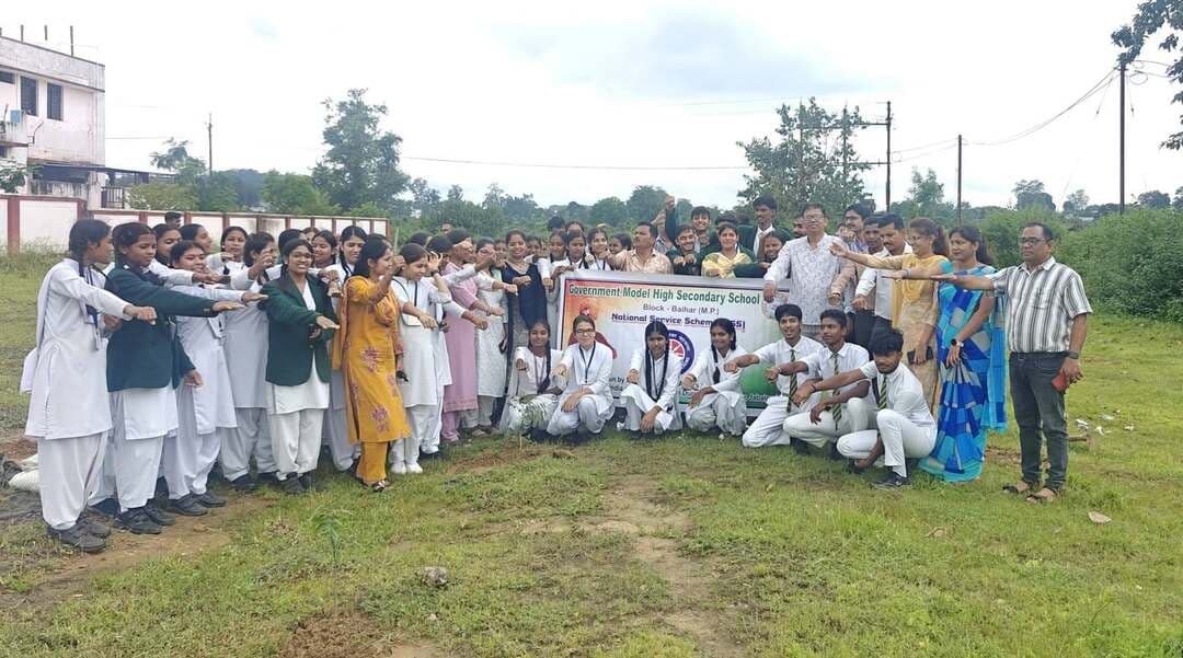 #बालाघाट
मॉडल स्कूल बैहर में एनएसएस इकाई ने किया वृक्षारोपण
80 पौधे रोपकर विद्यार्थियों ने लिया पर्यावरण संरक्षण का संकल्प
शासन के निर्देशानुसार 17 सितंबर से 17 अक्टूबर 2026 तक चल रहे सेवा संकल्प अभियान के अंतर्गत शासकीय मॉडल स्कूल बैहर में राष्ट्रीय सेवा योजना (एनएसएस) इकाई द्वारा वृक्षारोपण कार्यक्रम आयोजित किया गया। कार्यक्रम में एनएसएस के छात्र-छात्राओं ने विद्यालय परिसर में विभिन्न प्रजातियों के 80 पौधों का रोपण किया।
एनएसएस कार्यक्रम अधिकारी सुनील कुमार खोबरागड़े ने बताया कि जिला शिक्षा अधिकारी धनश्री जैन के मार्गदर्शन में आयोजित कार्यक्रम के दौरान नीम, पीपल, आम, गुलमोहर सहित विभिन्न फलदार एवं छायादार पौधे लगाए गए। उन्होंने विद्यार्थियों को संबोधित करते हुए कहा कि वृक्षारोपण केवल एक कार्यक्रम नहीं, बल्कि पर्यावरण संरक्षण के प्रति हमारी जिम्मेदारी और संकल्प है। उन्होंने विद्यार्थियों से पौधों की नियमित देखभाल करने का आह्वान किया।
कार्यक्रम में शिक्षक ज्ञानीराम खोबरागड़े, राहुल मसूरकर, गौतमा उइके, मामराज मरकाम, राजकुमार धुपे, वर्षारानी सिंगौर, अंकित पटले एवं शैलेन्द्र खोबरागड़े सहित छात्रावास अधीक्षक श्री बारमाटे, विद्यालय के समस्त स्टाफ एवं छात्र-छात्राओं ने सक्रिय सहभागिता की। सेवा संकल्प अभियान के अंतर्गत विद्यालय में स्वच्छता, पर्यावरण संरक्षण एवं सामाजिक सेवा से जुड़ी विभिन्न गतिविधियां भी आयोजित की जा रही हैं। कार्यक्रम के अंत में सभी ने विद्यालय परिसर को स्वच्छ एवं पर्यावरण को हरा-भरा बनाए रखने की शपथ ली।
#सेवा_संकल्प_अभियान #SevaSankalpAbhiyan #बालाघाट #CMMadhyaPradesh #JansamparkMP #schooledump