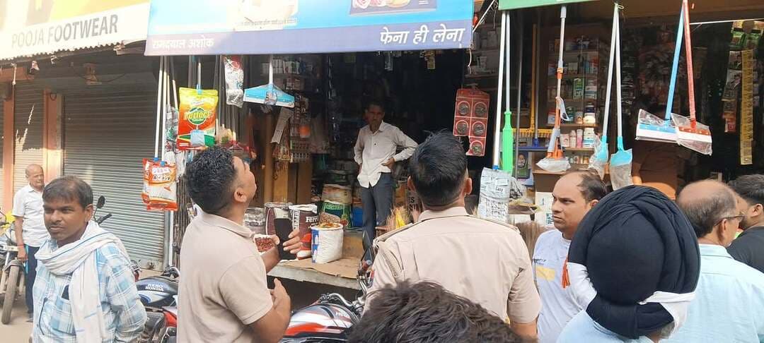 #कस्बे_में_6_दुकानों_में_चोरी__
#बृजनगर(डीग)______
__कस्बे में 6 दुकानों में चोरी की घटना सूचना
__किसी दुकान से सामान,नगदी आदि पार
__किराना,फुटवियर,मेडिकल,बिजली उपकरण आदि की दुकान है सम्मिलित
__अज्ञात चोर रात्रि में दुकानों के ऊपर चढ़कर चोरी की वारदात को देते है अंजाम
__पूर्व में भी कई दुकानों में इसी तरफ चोरी की घटनाओं दिया जा चुका है अंजाम
__कस्बे में नगरपालिका प्रशासन के खराब पड़े सीसीटीवी कैमरो पर व्यापारियों ने उठाए सवाल
__सूचना पर पुलिस मौके पर पहुँचकर कर रही मुआयना
__कस्बे के जलेबी चौक आगे ओमशांति भवन पास की है घटना