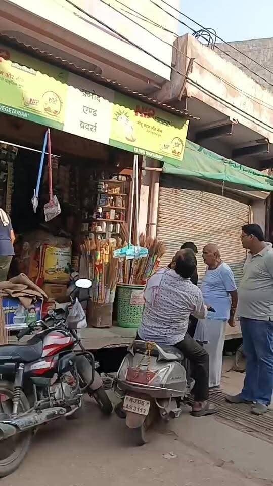 #कस्बे_में_चोरी_6_दुकानो_में_चोरी_की_सूचना__
#जलेबी_चौक____________________
#किराना_मेडिकल_फुटवियर_आदि_की_दुकान_है_सम्मिलित__
#व्यापारियों_में_रोष_व्याप्त___
#बृजनगर____________________________________