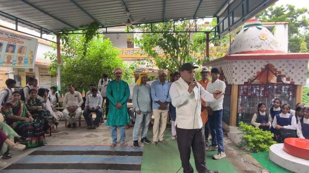 सेवा संकल्प अभियान के तहत ‘नमो अनकही कहानियां’ नुक्कड़ नाटक से विद्यार्थियों को दिया जनजागरूकता का संदेश
गड़हरा विद्यालय में विमल म्यूजिक ग्रुप ने दी प्रभावी प्रस्तुति, जिले के विभिन्न विद्यालयों में भी आयोजित हुए जागरूकता कार्यक्रम
सेवा संकल्प अभियान के अंतर्गत जिले में विद्यार्थियों एवं युवाओं को सामाजिक सरोकारों, जनभागीदारी और सामाजिक दायित्वों के प्रति जागरूक करने के उद्देश्य से विभिन्न गतिविधियों का आयोजन किया जा रहा है। इसी क्रम में शासकीय हायर सेकेंडरी स्कूल गड़हरा में ‘नमो अनकही कहानियां’ विषय पर नुक्कड़ नाटक कार्यक्रम आयोजित किया गया। कार्यक्रम में विमल म्यूजिक ग्रुप के कलाकारों द्वारा प्रभावी नुक्कड़ नाटक की प्रस्तुति दी गई। कलाकारों ने अभिनय, संवाद और संगीत के माध्यम से विभिन्न सामाजिक विषयों को रोचक एवं सरल तरीके से प्रस्तुत करते हुए विद्यार्थियों को समाज के प्रति अपनी जिम्मेदारियों को समझने तथा सकारात्मक सोच के साथ आगे बढ़ने का संदेश दिया।
नुक्कड़ नाटक की प्रस्तुति के दौरान कलाकारों ने दैनिक जीवन से जुड़े सामाजिक सरोकारों को जीवंत रूप में प्रस्तुत किया। नाटक के माध्यम से विद्यार्थियों को यह संदेश दिया गया कि समाज में सकारात्मक बदलाव केवल शासन या प्रशासन के प्रयासों से नहीं, बल्कि प्रत्येक नागरिक की सक्रिय सहभागिता से संभव है। विद्यार्थियों को अपने आसपास के वातावरण के प्रति संवेदनशील रहने, सामाजिक जिम्मेदारियों का निर्वहन करने तथा जनहित से जुड़े कार्यों में सक्रिय भागीदारी निभाने के लिए प्रेरित किया गया। रोचक संवाद एवं प्रभावी अभिनय के कारण विद्यार्थियों ने कार्यक्रम में विशेष रुचि दिखाई और पूरे उत्साह के साथ नुक्कड़ नाटक का अवलोकन किया।
कार्यक्रम में मध्यप्रदेश जन अभियान परिषद के जिला समन्वयक श्री राजकुमार विश्वकर्मा, जिला शिक्षा कार्यालय से श्री सर्वेश द्विवेदी, विकासखंड समन्वयक श्री रजनीश मिश्र, विद्यालय के प्राचार्य एवं समस्त शिक्षकगण सहित बड़ी संख्या में छात्र-छात्राएं उपस्थित रहे। अधिकारियों एवं विद्यालय परिवार द्वारा नुक्कड़ नाटक के माध्यम से दिए गए सामाजिक जागरूकता के संदेश की सराहना की गई। कार्यक्रम के दौरान विद्यार्थियों ने भी उत्साहपूर्वक सहभागिता करते हुए सामाजिक दायित्वों के प्रति जागरूकता का परिचय दिया।
सेवा संकल्प अभियान के अंतर्गत जिले के विभिन्न शासकीय विद्यालयों में भी इसी प्रकार के जनजागरूकता कार्यक्रम आयोजित किए गए। इन कार्यक्रमों में नुक्कड़ नाटक सहित विभिन्न रचनात्मक गतिविधियों के माध्यम से विद्यार्थियों तक सामाजिक संदेश पहुंचाने का प्रयास किया गया। अभियान का उद्देश्य विद्यार्थियों एवं युवाओं को केवल शिक्षा तक सीमित न रखते हुए उन्हें समाज के प्रति संवेदनशील, जिम्मेदार और जागरूक नागरिक के रूप में विकसित करने के लिए प्रेरित करना है। विद्यालयों में आयोजित इन कार्यक्रमों के माध्यम से जनभागीदारी की भावना को बढ़ावा देने तथा सामाजिक सरोकारों से विद्यार्थियों को जोड़ने का संदेश दिया गया।