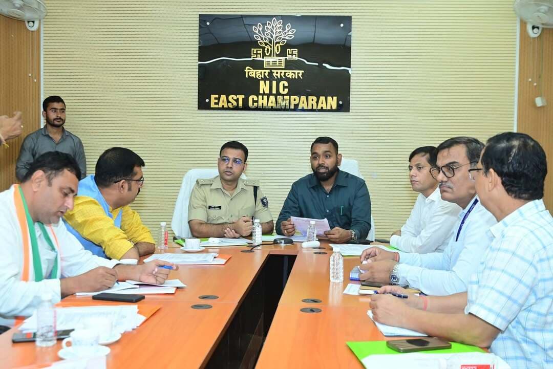 भारत निर्वाचन आयोग के द्वारा बिहार विधान परिषद् द्विवार्षिक निर्वाचन 2026 के संबंध में दिनांक-22.09.2026 को प्रेस नोट जारी कर दिया गया है। तदालोक में 03-सारण शिक्षक निर्वाचन क्षेत्र के निर्वाचन कार्यक्रम के आलोक में दिनांक-24.09.2026 को सभी मान्यता प्राप्त राजनैतिक दल के जिला प्रतिनिधियों के साथ बैठक एवं मीडिया के साथ प्रेस वार्ता जिलाधिकारी एवं पुलिस अधीक्षक, पूर्वी चम्पारण, मोतिहारी द्वारा संयुक्त रूप से की गई।
भारत निर्वाचन आयोग द्वारा जारी प्रेस नोट के अनुसार जिलाधिकारी के द्वारा बताया गया कि दिनांक-29.09.2026 को निर्वाचन की अधिसूचना जारी होने के साथ नामांकन की प्रक्रिया प्रारंभ होगी। नामांकन करने की अंतिम तिथि दिनांक-06.10.2026 निर्धारित है। निर्वाचन से संबंधित कार्यक्रम निम्नवत् हैं:-
भारत निर्वाचन आयोग द्वारा बिहार विधान परिषद के
03-सारण शिक्षक निर्वाचन क्षेत्र के निर्वाचन, 2026 की घोषणा एवं प्रेस नोट निर्गत
करने की तिथि - 22.09.2026 (मंगलवार)
अधिसूचना जारी करने की तिथि - 29.09.2026 (मंगलवार)
नाम निर्देशन करने की अंतिम तिथि - 06.10.2026 (मंगलवार)
नाम संवीक्षा करने की तिथि - 07.10.2026 (बुधवार)
अभ्यर्थिताए वापस लेने की अंतिम तिथि - 09.10.2026 (शुक्रवार)
मतदान की तिथि - 23.10.2026 (शुक्रवार) मतदान का समय- 08.00 बजे पूर्वाह्न से 04.00 बजे अपराह्न तक
ज. मतगणना की तिथि - 27.10.2026 (मंगलवार)
जिलाधिकारी के द्वारा बताया गया कि निर्वाचन भारत निर्वाचन आयोग द्वारा प्रेस नोट जारी करने (दिनांक 22.09.2026) के साथ ही आदर्श आचार संहिता प्रभावी हो गई है। इस निर्वाचन में निर्वाची पदाधिकारी आयुक्त सारण होते हैं जबकि सहायक निर्वाची पदाधिकारी जिलाधिकारी होते हैं। नामांकन की प्रक्रिया सारण प्रमंडलीय आयुक्त महोदय के द्वारा निर्धारित स्थल पर पुरी की जाएगी।
इस चुनाव को लेकर पूर्वी चंपारण जिला में प्रखंड मुख्यालय में मतदान केंद्र बनाए जाएंगे। जिले में कुल 27 मतदान केंद्र होंगे जहां 1741 मतदाता अपने मताधिकार का प्रयोग करेंगे। कुल मतदाताओं में पुरुष मतदाताओं की संख्या 1533 तथा महिला मतदाताओं की संख्या 208 है। जिलाधिकारी के द्वारा बताया गया की निर्वाचन प्रक्रिया में भाग लेने हेतु नामांकन शुल्क सामान्य एवं पिछड़ा वर्ग के लिए रु 10000 तथा अनुसूचित जाति /अनुसूचित जनजाति के उम्मीदवार के लिए ₹5000 निर्धारित है।
राजनीतिक दलों के प्रतिनिधियों के साथ की गई बैठक में उप विकास आयुक्त डॉ प्रदीप कुमार, उप निर्वाचन पदाधिकारी श्री आशुतोष राय के साथ-साथ भारतीय जनता पार्टी के जिला अध्यक्ष श्री पवन राज, भारतीय राष्ट्रीय कांग्रेस के ओसैदुर रहमान, जनता दल यूनाइटेड के दिनेश चंद्र प्रसाद, आम आदमी पार्टी के सुनील कुमार कुशवाहा और कम्युनिस्ट पार्टी ऑफ इंडिया मार्क्सिस्ट के अशोक पाठक उपस्थित थे।
Information & Public Relations Department, Government of Bihar Chief Electoral Officer, Bihar