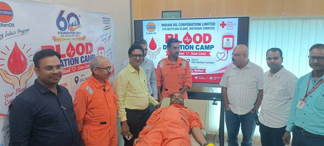 आज दिनांक 24.09.2026 को इंडियन ऑयल कॉरपोरेशन लिमिटेड, मोतिहारी कॉम्प्लेक्स एवं रेड क्रॉस सोसाइटी, मोतिहारी के संयुक्त तत्वाधान में परिसर में एक रक्तदान शिविर का आयोजन किया गया।
कार्यक्रम का औपचारिक उद्घाटन भारतीय रेड क्रॉस सोसाइटी के कार्यकारी अध्यक्ष-सह-अपर समाहर्ता (लोक शिकायत निवारण), पूर्वी चंपारण श्री शैलेंद्र कुमार भारती, इंडियन ऑयल कॉरपोरेशन लिमिटेड, मोतिहारी कॉम्प्लेक्स के टर्मिनल प्रबंधक (DGM) श्री राकेश वर्मा, पाइपलाइन प्रबंधक (DGM) श्री अमित कुमार, वरिष्ठ संयंत्र प्रबंधक श्री दीपक कुमार एवं एल•पी•जी• सुरक्षा प्रबंधक श्री अदनान अख्तर द्वारा किया गया। अतिथियों का स्वागत बुके भेंट कर किया गया। तत्पश्चात मोतिहारी टर्मिनल के प्रबंधक (परिचालन) श्री राजीव कुमार ने सर्वप्रथम रक्तदान कर इस पुनीत कार्य का शुभारंभ किया।
समारोह को संबोधित करते हुए मुख्य अतिथि श्री शैलेंद्र कुमार भारती ने कहा कि नियमित रक्तदान से न केवल दूसरों का जीवन बचाया जा सकता है, बल्कि यह स्वयं के स्वास्थ्य के लिए भी अत्यंत लाभदायक है। उन्होंने खान-पान में सतर्कता और स्वस्थ जीवन शैली अपनाने की सलाह दी। साथ ही, उन्होंने समाज में रक्तदान के प्रति जागरूकता बढ़ाने, भ्रांतियों को दूर करने और जरूरतमंद मरीजों के लिए सुरक्षित रक्त की उपलब्धता सुनिश्चित करने में युवाओं की भूमिका पर विशेष बल दिया।
शिविर में इंडियन ऑयल कॉरपोरेशन लिमिटेड, मोतिहारी कॉम्प्लेक्स के अधिकारियों एवं कर्मचारियों ने उत्साहपूर्वक भाग लिया। समाचार लिखे जाने तक कुल 19 यूनिट रक्त एकत्रित किया जा चुका था और रक्तदान की प्रक्रिया जारी थी।
इस अवसर पर रेड क्रॉस सोसाइटी के चिकित्सा पदाधिकारी डॉ. अशोक कुमार, प्रधान सहायक रूपक वर्मा, लैब टेक्नीशियन अमोद कुमार, सुरेश चौधरी सहित अन्य गणमान्य व्यक्ति उपस्थित रहे।
Information & Public Relations Department, Government of Bihar