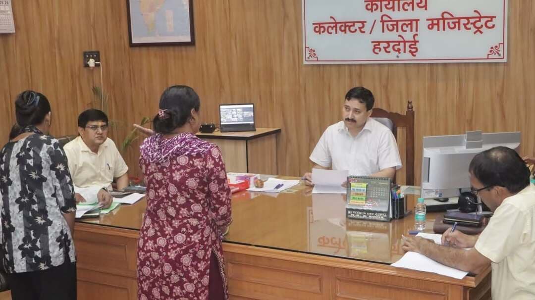 जिलाधिकारी राहुल पाण्डेय ने जनसुनवाई के दूसरे दिन सुनीं 102 शिकायतें, अधिकारियों को समयबद्ध निस्तारण के निर्देश
#हरदोई। नवागत जिलाधिकारी राहुल पाण्डेय ने जनसुनवाई के दूसरे दिन कलेक्ट्रेट में जनसामान्य की समस्याएं एवं शिकायतें सुनीं। इस दौरान कुल 102 शिकायतें प्राप्त हुईं। जिलाधिकारी ने प्रत्येक फरियादी की समस्या को गंभीरता से सुनते हुए संबंधित अधिकारियों को शिकायतों का नियमानुसार, निष्पक्ष एवं समयबद्ध निस्तारण सुनिश्चित करने के निर्देश दिए। जिलाधिकारी ने अधिकारियों को स्पष्ट निर्देश दिए कि जनसामान्य की शिकायतों के निस्तारण में किसी भी स्तर पर लापरवाही न बरती जाए। शिकायतों की जांच निष्पक्षता के साथ करते हुए पात्र व्यक्तियों को शासन की योजनाओं एवं सुविधाओं का लाभ उपलब्ध कराया जाए।
उन्होंने कहा कि जनसुनवाई में प्राप्त शिकायतों के निस्तारण की गुणवत्ता पर विशेष ध्यान दिया जाए और फरियादियों को अनावश्यक रूप से कार्यालयों के चक्कर न लगाने पड़ें। संबंधित अधिकारी शिकायतों का समय से निस्तारण कर उसकी प्रभावी कार्रवाई सुनिश्चित करें। जनसुनवाई के दौरान नगर मजिस्ट्रेट संजय कुमार, अतिरिक्त मजिस्ट्रेट गुलाब चंद्र सहित संबंधित अधिकारी एवं कर्मचारी उपस्थित रहे।