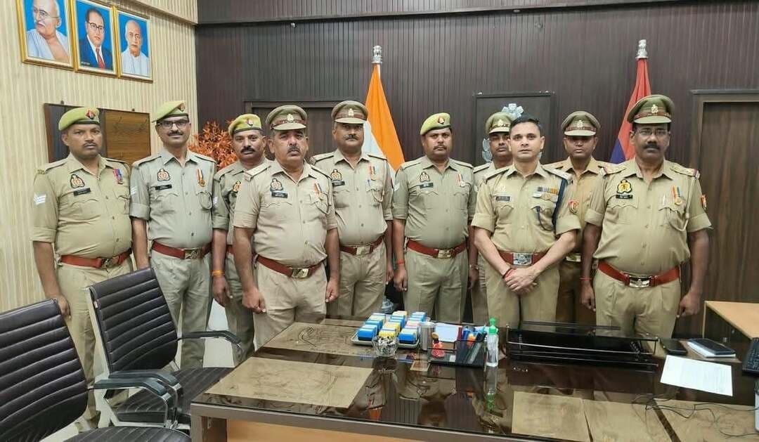 गृह मंत्रालय के अति उत्कृष्ट व उत्कृष्ट सेवा पदक से एसपी ने 15 पुलिस अधिकारी एवं कर्मचारी को किया सम्मानित
हरदोई। पुलिस अधीक्षक हरदोई ने गुरुवार को जनपद पुलिस के 15 अधिकारी-कर्मचारियों को गृह मंत्रालय, भारत सरकार द्वारा प्रदत्त अति उत्कृष्ट सेवा पदक एवं उत्कृष्ट सेवा पदक लगाकर सम्मानित किया। सम्मान समारोह में पुलिसकर्मियों को उनकी सेवाओं के लिए पदक प्रदान किए गए।
अति उत्कृष्ट सेवा पदक से निरीक्षक नागरिक पुलिस विद्यासागर, उपनिरीक्षक रामकिशोर मिश्र, प्रवीण चंद्र मिश्र, सुशील कुमार त्रिपाठी, शिव शरण सरोज, विजय शंकर यादव, लिपिक रामप्रकाश यादव, मुख्य आरक्षी चालक सुरेश चंद्र, मुख्य आरक्षी सशस्त्र पुलिस वीरेंद्र सिंह यादव, मुख्य आरक्षी नागरिक पुलिस राम खिलावन यादव, मुख्य आरक्षी चालक कल्लू और मुख्य आरक्षी सशस्त्र पुलिस अमरेंद्र कुमार को सम्मानित किया गया।
वहीं, निरीक्षक एलआईयू अमित कुमार ठेनुआ, मुख्य आरक्षी सशस्त्र पुलिस सुखदेव कुमार और मुख्य आरक्षी नागरिक पुलिस विजय कुमार को उत्कृष्ट सेवा पदक प्रदान किया गया। एसपी ने सभी सम्मानित पुलिसकर्मियों को बधाई देते हुए उनके सेवाभाव की सराहना की।