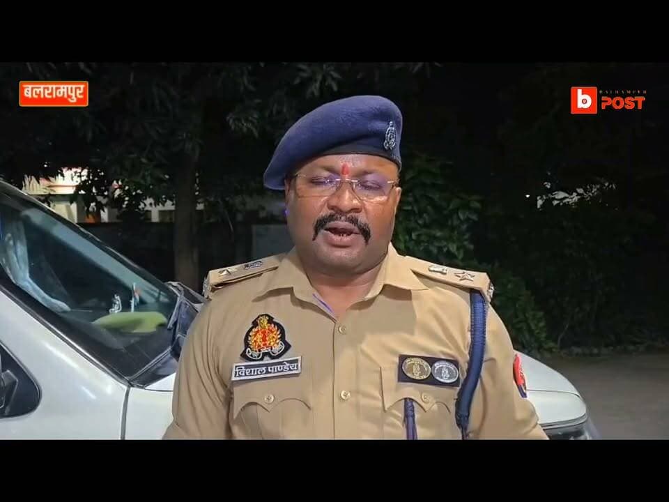 बलरामपुर: डीजे के शोर से छात्रा की मौत मामले में दो आरोपी गिरफ्तार
बलरामपुर के डिवाइन पब्लिक स्कूल में छात्रा की मौत मामले में पुलिस ने डीजे संचालक चंद्र प्रकाश वर्मा और ऑपरेटर रामपाल सैनी को गिरफ्तार किया है। पिकअप, डीजे साउंड सिस्टम बरामद कर सीसीटीवी फुटेज सुरक्षित कराया गया। चौकी इंचार्ज निलंबित, थाना प्रभारी को कारण बताओ नोटिस जारी हुआ।