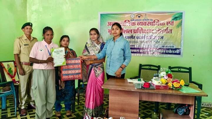 चिल्फी एवं भोरमदेव में स्थानीय युवाओं एवं महिलाओं के लिए 5 दिवसीय इलेक्ट्रिशियन, प्लंबिंग एवं ब्यूटीशियन प्रशिक्षण संपन्न हुआ। 63 युवक-युवतियों ने प्रशिक्षण में सहभागिता की।
प्रशिक्षण के समापन पर सफल प्रशिक्षणार्थियों को प्रमाण-पत्र एवं संबंधित टूल किट वितरित किए गए। कौशल विकास से युवाओं एवं महिलाओं को स्वरोजगार और आजीविका के नए अवसर मिलेंगे।
#SkillDevelopment #KaushalVikas #Swarojgar #Kabirdham #Bhoramdev