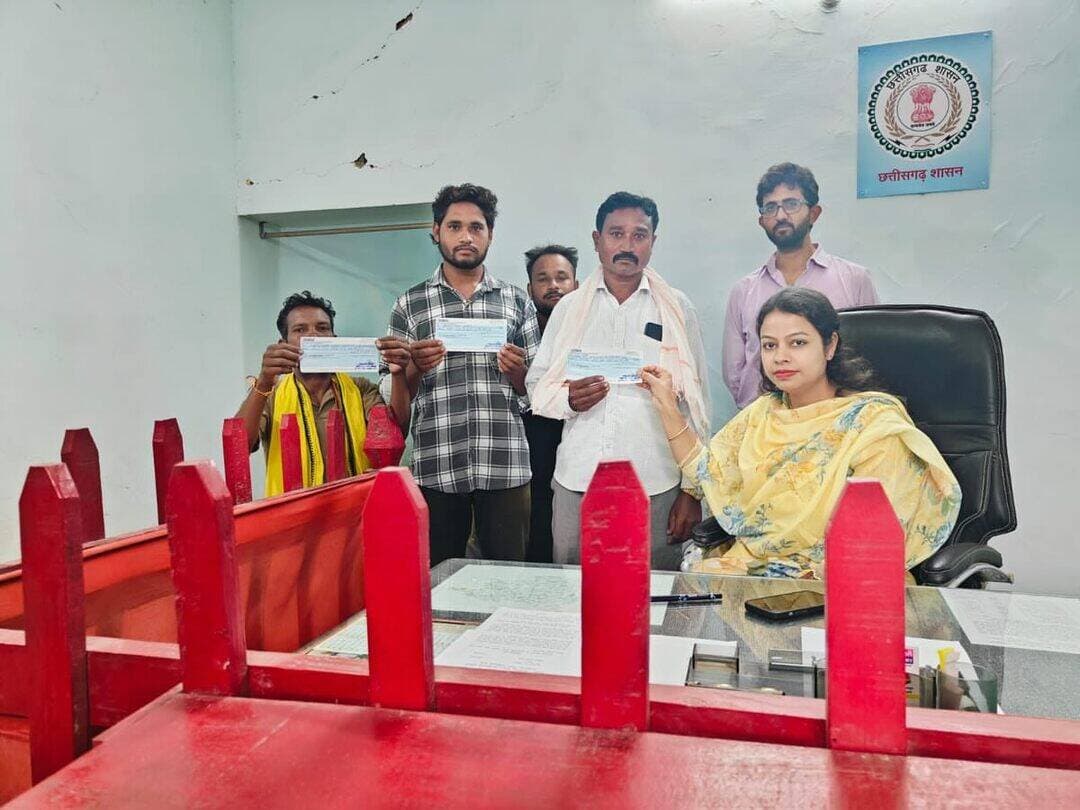 ‘सेवा संकल्प अभियान’ के तहत सुतिया पाठ नहर एवं जगमड़वा जलाशय योजना से प्रभावित 29 किसानों को रजिस्ट्री उपरांत मुआवजा राशि के चेक प्रदान किए गए।
सुतिया पाठ नहर योजना के 23 और जगमड़वा जलाशय योजना के 6 किसानों को नियमानुसार भुगतान कर आर्थिक सहायता उपलब्ध कराई गई।
#SevaSankalpAbhiyan #KisanSeva #Compensation #Janseva #Kabirdham