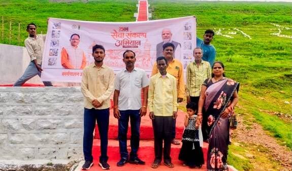 ‘सेवा संकल्प अभियान’ के तहत सरोदा जलाशय में ग्रामीणों को सुरक्षित पेयजल स्रोतों, जल संरक्षण एवं स्वच्छता के प्रति जागरूक किया गया।
पेयजल स्रोतों को दूषित होने से बचाने और जल के सदुपयोग के साथ सामुदायिक सहभागिता के लिए प्रेरित किया गया।
#SevaSankalpAbhiyan #JalSanrakshan #SafeDrinkingWater #Janseva #Kabirdham