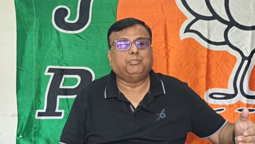 केंद्र के खिलाफ बीन बजाने से पहले कांग्रेस अपने वादों की धुन सुने : शैलेंद्र
*“प्रभारी के सामने भी दिखी अंदरूनी खींचतान, कार्यक्रम जनहित से ज्यादा आपसी राजनीति का मंच नजर आया”*
सोलन। भारतीय जनता पार्टी सोलन शहरी मंडल के अध्यक्ष शैलेंद्र ने कांग्रेस द्वारा केंद्र सरकार के खिलाफ किए गए प्रदर्शन पर तीखी प्रतिक्रिया व्यक्त करते हुए कहा कि *“केंद्र के खिलाफ बीन बजाने से पहले कांग्रेस अपने वादों की धुन सुने*। जनता अब बीन नहीं, *हिसाब मांग रही है।”*
शैलेंद्र गुप्ता ने कहा कि कांग्रेस ने केंद्र सरकार के खिलाफ प्रदर्शन तो किया, लेकिन केंद्र को कोसने से पहले कांग्रेस को हिमाचल की जनता के सवालों का जवाब देना चाहिए। चुनाव के समय किए गए वादों और गारंटियों को लेकर जनता आज भी जवाब मांग रही है। केवल सड़क पर प्रदर्शन करने और प्रतीकात्मक राजनीति करने से जनता के वास्तविक सवाल खत्म नहीं होंगे।
उन्होंने कहा कि आज का कांग्रेस कार्यक्रम देखकर ऐसा प्रतीत हुआ कि मंच केंद्र सरकार के खिलाफ कम और कांग्रेस की अंदरूनी राजनीति के लिए ज्यादा इस्तेमाल हो रहा था। कांग्रेस प्रभारी की मौजूदगी में भी यदि पार्टी के भीतर की खींचतान और एक-दूसरे को नीचा दिखाने की कोशिशें सार्वजनिक रूप से दिखाई दें, तो इससे कांग्रेस की संगठनात्मक स्थिति पर स्वयं सवाल खड़े होते हैं।
उन्होंने तंज कसते हुए कहा कि “जिस कांग्रेस को केंद्र के खिलाफ बीन बजानी पड़ रही है, वह पहले अपने ही सुर और ताल ठीक करे। प्रभारी के सामने अगर नेता ही एक-दूसरे की काट में लगे हों, तो जनता इसे जनहित का कार्यक्रम नहीं, बल्कि कुर्सी और वर्चस्व की लड़ाई के रूप में देखती है।”
शैलेंद्र गुप्ता ने कहा कि कांग्रेस को भैंस के आगे बीन बजाने की राजनीति छोड़कर जनता के बीच जाकर जवाब देना चाहिए। प्रदर्शन में किसी पशु को शामिल किए जाने के संबंध में उन्होंने कहा कि पशु क्रूरता निवारण अधिनियम, 1960 और उसके तहत लागू नियमों के अनुसार पशुओं के साथ अनावश्यक पीड़ा, असुविधा या अनुचित व्यवहार निषिद्ध है। राजनीतिक प्रदर्शन में पशुओं की सुरक्षा और कल्याण सुनिश्चित किया जाना चाहिए। इस मामले में पुलिस को तथ्यों की जांच कर कानून के अनुसार आवश्यक कार्रवाई करनी चाहिए।
उन्होंने कहा कि *“यदि यह बीन बजानी ही थी, तो श्रीमती प्रियंका वाड्रा गांधी जी के सामने बीन बजाई जानी चाहिए थी, जिन्होंने वर्ष 2022 में सोलन में जनता से बड़े-बड़े वादे किए थे। उन्हें बीन बजाकर जगाया जाना चाहिए, क्योंकि जनता आज भी युवाओं के लिए नौकरियों और बहनों के लिए 1,500 रुपये की सहायता राशि का इंतजार कर रही है।”* उन्होंने कहा कि कांग्रेस को केंद्र पर आरोप लगाने से पहले अपने चुनावी वादों की स्थिति स्पष्ट करनी चाहिए और जनता को बताना चाहिए कि युवाओं को रोजगार तथा बहनों को 1,500 रुपये की सहायता राशि से जुड़े वादों पर अब तक क्या प्रगति हुई है।
उन्होंने कहा कि “केंद्र के खिलाफ बीन बजाने से न पानी आएगा, न रोजगार मिलेगा और न ही अधूरे वादे पूरे होंगे। कांग्रेस पहले हिमाचल की जनता के सवालों का हिसाब दे, उसके बाद केंद्र से सवाल पूछे।”
उन्होंने कहा कि भारतीय जनता पार्टी जनता के मुद्दों को लगातार उठाती रहेगी और वादों तथा हकीकत के बीच के अंतर को जनता के सामने रखती रहेगी।