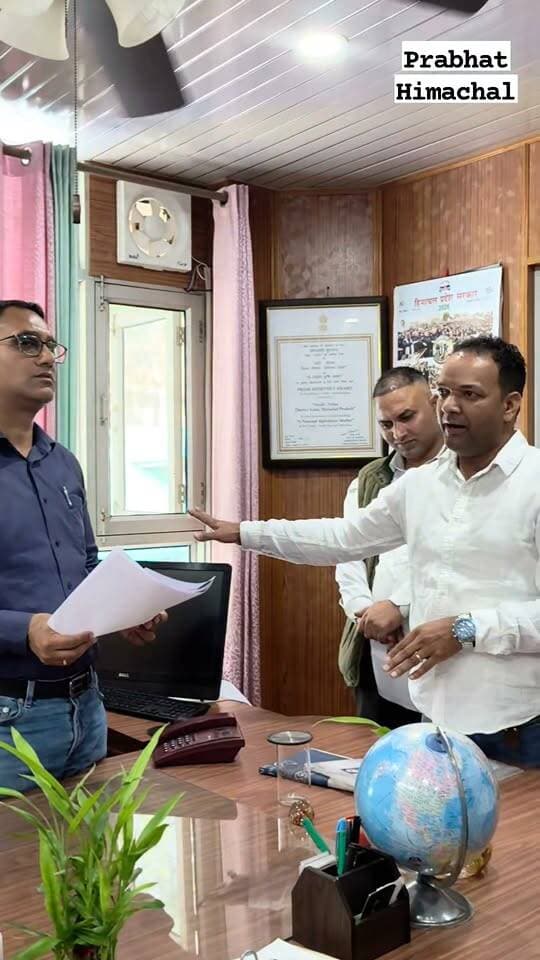 किसानों का फूटा गुस्सा.. सोलन में आढ़तियों द्वारा पेमेंट न देने को लेकर और कई मुद्दों को लेकर किया एपीएमसी का घेराव...