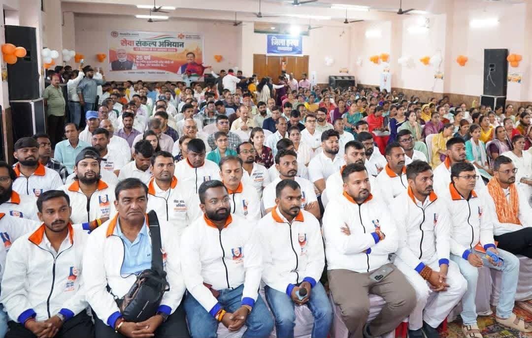 हरदा में सेवा यात्रा के संवाद के दौरान प्रधानमंत्री के समक्ष हुआ झाबुआ के ‘मोदी फलिया’ का उल्लेख
प्रधानमंत्री आवास योजना से कालाखुट में बने 82 आवास, सेवा यात्रियों ने साझा किए अनुभव
प्रधानमंत्री श्री नरेन्द्र मोदी ने #सेवा_संकल्प_अभियान के अंतर्गत वडनगर से वाराणसी तक जारी “सेवा यात्रा” कार्यक्रम के दौरान हरदा जिले में सेवा संकल्प बाइक राइडर्स से वर्चुअल माध्यम से संवाद किया। इस दौरान सेवा यात्रियों ने यात्रा के अनुभवों के साथ विभिन्न क्षेत्रों में शासन की जनकल्याणकारी योजनाओं से आए बदलावों की जानकारी प्रधानमंत्री के समक्ष साझा की।
संवाद के दौरान सेवा यात्रियों ने झाबुआ जिले के कालाखुट में प्रधानमंत्री आवास योजना के अंतर्गत हुए कार्यों का विशेष रूप से उल्लेख किया। उन्होंने बताया कि कालाखुट के एक फलिये में प्रधानमंत्री आवास योजना के अंतर्गत 82 आवासों का निर्माण किया गया है। पक्के आवासों के निर्माण के बाद ग्राम सभा में प्रस्ताव पारित कर उक्त फलिये का नाम ‘मोदी फलिया’ रखा गया है।
प्रधानमंत्री के साथ हुए संवाद में सेवा यात्रियों द्वारा झाबुआ जिले के ‘मोदी फलिया’ और प्रधानमंत्री आवास योजना के सफल क्रियान्वयन का उल्लेख किया जाना जिले के लिए महत्वपूर्ण उपलब्धि है। प्रधानमंत्री के समक्ष जिले में जनकल्याणकारी योजनाओं के प्रभावी क्रियान्वयन और उससे आए सकारात्मक बदलावों की चर्चा जिला प्रशासन एवं संबंधित विभागों को योजनाओं का लाभ पात्र हितग्राहियों तक प्रभावी रूप से पहुंचाने के लिए निरंतर बेहतर कार्य करने हेतु प्रोत्साहित करती है।
सेवा संकल्प अभियान के अंतर्गत वडनगर से वाराणसी तक निकाली जा रही सेवा यात्रा के माध्यम से सेवा संकल्प बाइक राइडर्स विभिन्न क्षेत्रों में पहुंचकर विकास कार्यों, जनकल्याणकारी योजनाओं एवं उनसे लाभान्वित हितग्राहियों के अनुभवों को साझा कर रहे हैं।
Jansampark Madhya Pradesh CM Madhya Pradesh Indore Commissioner PMO India #Jhabua #JansamparkMP #SevaSankalpAbhiyan #AshirwadKaDiya