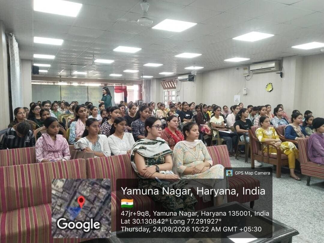 गुरु नानक गर्ल्स कॉलेज में शोध विषय के चयन पर व्याख्यान आयोजित
यमुनानगर, 24 सितंबर, (राष्ट्रीय कदम) ब्यूरो: गुरु नानक गर्ल्स कॉलेज, संतपुरा के आर एंड डी सेल द्वारा इंस्टीट्यूशन इनोवेशन काउंसिल के तत्वावधान में स्नातकोत्तर छात्राओं के लिए “हाउ टू चूज ए रिसर्च टॉपिक” विषय पर व्याख्यान का आयोजन किया गया। मुख्य वक्ता केमिस्ट्री विभाग की डॉ. प्रभजोत कौर रहीं। उन्होंने छात्राओं को बताया कि अच्छा शोध विषय कैसे चुना जाए, विषय में नवीनता, प्रासंगिकता और व्यवहारिकता क्यों जरूरी है। उन्होंने गूगल स्कॉलर, शोड गंगा, रिसर्च गेट तथा अन्य सॉफ्टवेयर और डिजिटल टूल्स की सहायता से साहित्य सर्वेक्षण, विषय विश्लेषण और संदर्भ प्रबंधन की प्रक्रिया को विस्तार से समझाया। महाविद्यालय की निदेशिका डॉ. वरिंदर गांधी एवं प्राचार्या डॉ. सुखविंदर कौर ने छात्राओं को शोध के प्रति प्रेरित किया। संयोजक डॉ. प्रभजोत कौर (गृह विज्ञान) रहीं, सह-संयोजक डॉ. पूनम सैनी एवं श्रीमती रूही ग्रेवाल रहीं।
