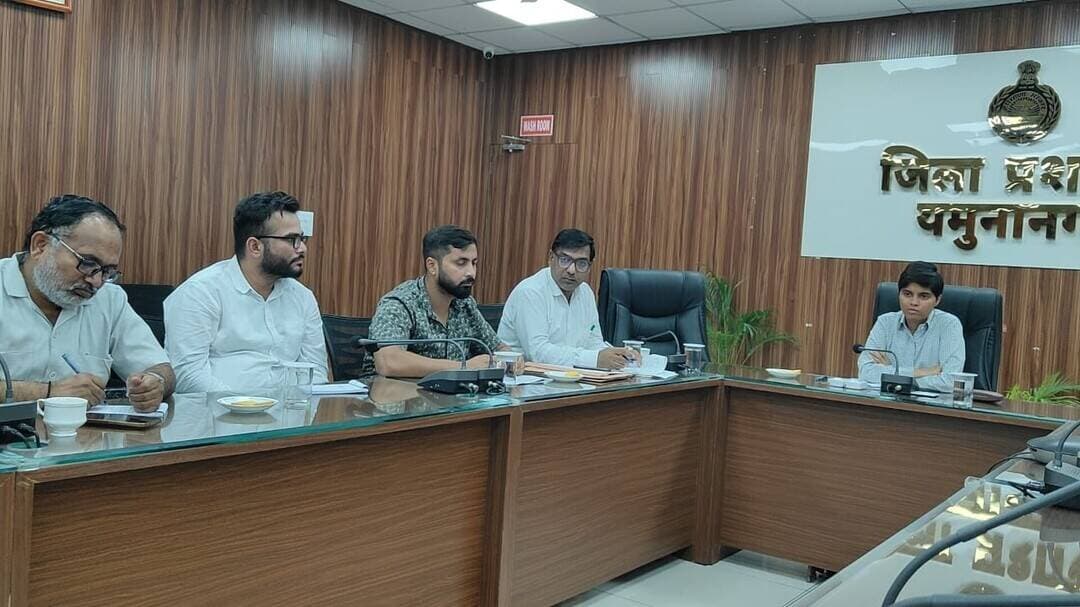 पराली जलाने पर सख्ती, ड्रोन से होगी खेतों की निगरानी, मुख्य सचिव अनुराग रस्तोगी ने उपायुक्तों के साथ की वर्चुअल बैठक, यमुनानगर में 2 लाख एकड़ से अधिक क्षेत्र में धान की खेती..
यमुनानगर, 24 सितंबर। (राष्ट्रीय कदम) ब्यूरो: धान की फसल के अवशेष यानी पराली जलाने की घटनाओं पर रोक लगाने और इसके उचित प्रबंधन को लेकर मुख्य सचिव हरियाणा अनुराग रस्तोगी ने प्रदेश के सभी जिलों के उपायुक्तों के साथ वर्चुअल बैठक की। उन्होंने अधिकारियों को पराली जलाने की घटनाओं पर प्रभावी निगरानी रखने तथा किसानों को पराली न जलाने के लिए जागरूक करने के निर्देश दिए। मुख्य सचिव ने कहा कि किसानों को पराली प्रबंधन के लिए सरकार की ओर से उपलब्ध कराई जा रही योजनाओं और प्रोत्साहनों की जानकारी दी जाए। उन्होंने बताया कि यमुनानगर जिले के 648 गांवों में दो लाख एकड़ से अधिक क्षेत्र में धान की खेती की गई है और 52,122 किसान धान की फसल उगा रहे हैं। उन्होंने धान कटाई के दौरान पराली जलाने की घटनाओं पर रोकथाम के लिए नियुक्त नोडल अधिकारियों को नियमित रूप से किसानों से संपर्क करने और पराली के सुरक्षित प्रबंधन के विकल्पों की जानकारी देने के निर्देश दिए। उन्होंने बताया कि पराली प्रबंधन के लिए किसानों को 1200 रुपये प्रति एकड़ की प्रोत्साहन राशि भी उपलब्ध कराई जाती है।
ड्रोन से होगी निगरानी
मुख्य सचिव ने अधिकारियों को पराली के सुरक्षित भंडारण की समुचित व्यवस्था सुनिश्चित करने के निर्देश दिए। उन्होंने पुलिस विभाग को भी अपने-अपने क्षेत्रों में लगातार निगरानी रखने तथा पराली जलाने के मामलों में नियमानुसार चालान और रेड एंट्री की कार्रवाई करने को कहा। उन्होंने सीएक्यूएम के दिशा-निर्देशों की अनुपालना सुनिश्चित करने के साथ ड्रोन कैमरों के माध्यम से खेतों में पराली जलाने की घटनाओं की निगरानी करने के निर्देश दिए। उन्होंने बताया कि भारत सरकार ने पराली जलाने की घटनाओं का आकलन करने के लिए भुवन ऐप विकसित किया है। सीएक्यूएम द्वारा संबंधित फील्ड अधिकारियों को भुवन ऐप के माध्यम से जले हुए क्षेत्र का आकलन करने का प्रशिक्षण दिया जा चुका है। उन्होंने चिन्हित पॉइंट्स का समयबद्ध सर्वे करने तथा कृषि एवं राजस्व विभाग के कर्मचारियों को फील्ड में जाकर मिसमैच डाटा को दुरुस्त करने के निर्देश दिए।
पराली जलाने से भूमि की उर्वरा शक्ति प्रभावित
मुख्य सचिव ने कहा कि पराली जलाने से भूमि की उर्वरक क्षमता प्रभावित होती है, जिससे किसानों को आगामी फसल में आर्थिक नुकसान हो सकता है। उन्होंने अधिकारियों से किसानों को खेत की मेड़ अथवा किसी भी प्रकार के फसल अवशेष को जलाने से बचने के लिए जागरूक करने को कहा। उन्होंने गांव के नंबरदार, ग्राम सचिव और संबंधित विभागों के अधिकारियों को आपसी समन्वय से कार्य करने के निर्देश दिए।
उपायुक्त ने गठित करने के दिए निर्देश
वर्चुअल बैठक के बाद उपायुक्त प्रीति ने संबंधित अधिकारियों के साथ बैठक कर आवश्यक दिशा-निर्देश जारी किए। उन्होंने पराली के सुरक्षित भंडारण और उपयोग के लिए पराली का इस्तेमाल करने वाले उद्योगों के साथ समन्वय स्थापित करने को कहा, ताकि पराली को जलाने की बजाय उसका उपयोग किया जा सके। उपायुक्त ने पंचायत स्तर पर उपलब्ध भूमि की पहचान कर आवश्यकता के अनुसार पराली के सुरक्षित भंडारण के लिए उपलब्ध करवाने के निर्देश दिए। उन्होंने पराली प्रोटेक्शन फोर्स गठित करने के निर्देश भी दिए। इसमें जिला एवं ब्लॉक स्तर पर पुलिस, कृषि विभाग, प्रशासन, नोडल अधिकारी और अन्य संबंधित विभागों के अधिकारी शामिल होंगे। यह टीम पराली जलाने की घटनाओं पर निगरानी रखेगी और नियमों का उल्लंघन करने वालों के खिलाफ नियमानुसार कार्रवाई करेगी। उपायुक्त ने अधिकारियों को प्रतिदिन निगरानी और मामलों का नियमित आकलन सुनिश्चित करने के निर्देश दिए। बैठक में सहायक कृषि अधिकारी विनीत जैन, जिला सूचना एवं जनसंपर्क अधिकारी डॉ. मनोज कुमार सहित कृषि विभाग के अन्य अधिकारी एवं कर्मचारी उपस्थित रहे।