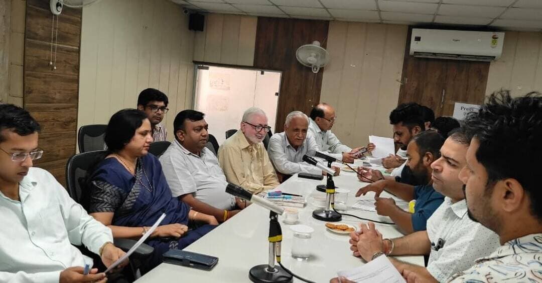 समाधान शिविर में प्राप्त शिकायतों का यथा शीघ्र करें निपटान- सुमन बहमनी
प्रत्येक सोमवार व वीरवार को प्रात: 10 से 12 बजे तक समाधान शिविर आयोजित
यमुनानगर, 24 सितम्बर- (राष्ट्रीय कदम) ब्यूरो: यमुनानगर की महापौर सुमन बहमनी ने कहा कि समाधान शिविर में अपनी समस्याओं को लेकर आने वाले प्रत्येक प्रार्थी की समस्याओं को मौके पर ही निपटान करने का भरसक प्रयास रहे, यदि कोई समस्या का समाधान दस्तावेजों या अन्य जांच पर आधारित है तब भी उसका समयबद्ध होकर जल्द निपटान करवाना सुनिश्चित करें।
महापौर ने कहा कि प्रदेश सरकार के आदेशानुसार आमजन की समस्याओं का त्वरित समाधान करने के उद्देश्य से आयोजित किए जा रहे समाधान शिविर में अब बदलाव किया गया है। अब ये शिविर सप्ताह में दो दिन सोमवार व वीरवार सुबह 10 से 12 बजे तक आयोजित किए जा रहे हैं। पूर्व की भांति जिला व उपमंडल दोनों स्तरों पर शिविर का आयोजन किया जा रहा है।
महापौर सुमन बहमनी की अध्यक्षता में जिला सचिवालय के सभागार में आयोजित समाधान शिविर में 4 शिकायतें प्राप्त हुई जिसमें नजमा गांव सवाबड़ी माजरी व्यासपुर ने डीनोटिफाई का लाभ देने, बलजीत कौर गुलाब नगर निवासी ने प्रॉपर्टी आईडी ठीक करवाने, रामकुमार रूप नगर कॉलोनी ने प्रॉपर्टी आईडी ठीक करवाने, मांगाराम पावनी कलां ने मेरी फसल मेरा ब्यौरा में फसल दर्ज करवाने बारे समस्याएं रखी।
इस अवसर पर सीटीएम पीयूष गुप्ता, जिला सूचना एवं जनसंपर्क अधिकारी डॉ मनोज कुमार,उपायुक्त कार्यालय के अधीक्षक अनूप कुमार, समाधान शिविर के विशेष सदस्य खरैती लाल बतरा, जगदीश बब्बर, नीरज गुप्ता, सुरेन्द्र शर्मा व अन्य विभागों के अधिकारी उपस्थित रहे।