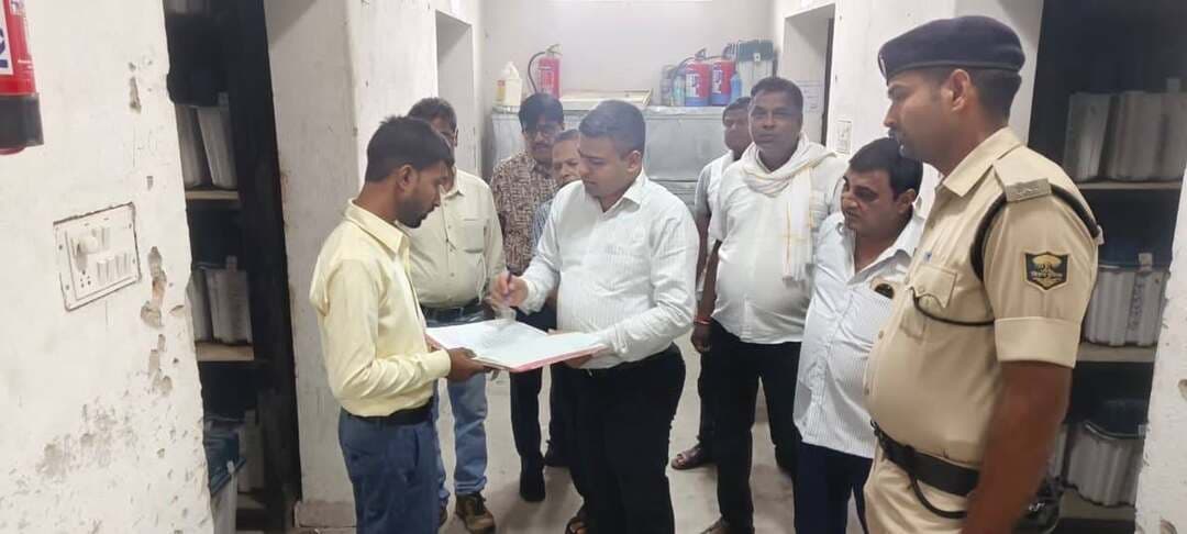 *प्रेस विज्ञप्ति*
समाहरणालय, मधेपुरा
जिला जनसंपर्क कार्यालय
दिनांक : 24 सितंबर 2026
*ईवीएम-वीवीपैट वेयर हाउस का त्रैमासिक आंतरिक निरीक्षण*
*सुरक्षित भंडारण, सुरक्षा व्यवस्था एवं निर्वाचन आयोग के निर्धारित प्रोटोकॉल के अनुपालन की हुई गहन समीक्षा*
मधेपुरा, 24 सितंबर 2026 : भारत निर्वाचन आयोग द्वारा निर्धारित दिशा-निर्देशों एवं सुरक्षा मानकों के अनुरूप मधेपुरा जिलान्तर्गत ईवीएम-वीवीपैट वेयर हाउस का त्रैमासिक (आंतरिक) निरीक्षण किया गया। निरीक्षण का मुख्य उद्देश्य ईवीएम एवं वीवीपैट मशीनों के सुरक्षित भंडारण, वेयर हाउस की सुरक्षा व्यवस्था तथा निर्धारित प्रोटोकॉल के अनुपालन की नियमित एवं प्रभावी समीक्षा सुनिश्चित करना था।
निरीक्षण के दौरान वेयर हाउस की समग्र सुरक्षा व्यवस्था, सीसीटीवी कैमरों की क्रियाशीलता, अग्निशमन उपकरणों की उपलब्धता एवं कार्यशीलता, विद्युत व्यवस्था, सीलिंग व्यवस्था, लॉग बुक तथा विभिन्न पंजियों एवं अभिलेखों के संधारण की गहनता से जांच की गई। सुरक्षा व्यवस्था से संबंधित सभी महत्वपूर्ण बिंदुओं की निर्धारित मानकों के अनुरूप समीक्षा की गई।
*ईवीएम-वीवीपैट का किया गया भौतिक सत्यापन*
निरीक्षण के क्रम में वेयर हाउस में संधारित ईवीएम एवं वीवीपैट मशीनों का भौतिक सत्यापन भी किया गया। भौतिक रूप से उपलब्ध मशीनों का संबंधित अभिलेखों एवं पंजियों में दर्ज विवरण से मिलान करते हुए निर्धारित प्रक्रियाओं, सुरक्षा मानकों एवं प्रोटोकॉल के अनुपालन की जांच की गई।
निरीक्षण के दौरान संबंधित पदाधिकारियों को भारत निर्वाचन आयोग द्वारा निर्धारित दिशा-निर्देशों एवं सुरक्षा मानकों का अक्षरशः अनुपालन सुनिश्चित करने का निर्देश दिया गया। साथ ही, वेयर हाउस की सुरक्षा व्यवस्था को निरंतर सुदृढ़ बनाए रखने, सीसीटीवी एवं अन्य सुरक्षा उपकरणों की नियमित निगरानी करने तथा सभी आवश्यक पंजियों एवं अभिलेखों को अद्यतन, व्यवस्थित एवं त्रुटिरहित रखने के संबंध में आवश्यक निर्देश दिए गए।
प्रशासन द्वारा ईवीएम एवं वीवीपैट के सुरक्षित भंडारण तथा निर्वाचन प्रक्रिया की पारदर्शिता, सुरक्षा एवं विश्वसनीयता बनाए रखने के लिए निर्धारित प्रोटोकॉल के अनुपालन को सर्वोच्च प्राथमिकता दी जा रही है।
निरीक्षण के दौरान संबंधित पदाधिकारी सहित जनप्रतिनिधि भी उपस्थित थे।
Information & Public Relations Department, Government of Bihar