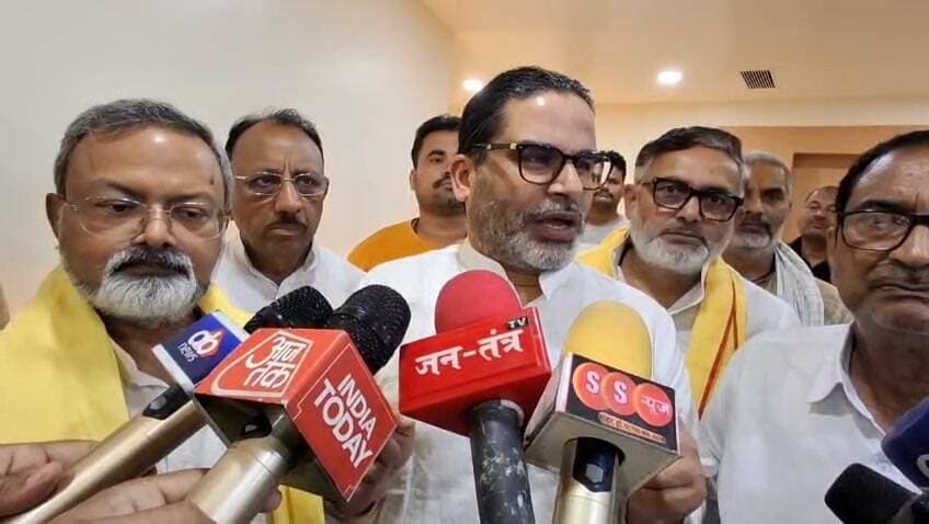 बिहार में नए DGP को लेकर JDU-BJP में खींचतान का दावा, समस्तीपुर में PK ने पुलिस व्यवस्था पर उठाए सवाल
समस्तीपुर। बिहार में नए पुलिस महानिदेशक यानी DGP के चयन को लेकर राजनीतिक हलकों में चर्चा तेज है। इसी बीच जन सुराज के संस्थापक प्रशांत किशोर ने समस्तीपुर में बिहार की कानून-व्यवस्था और पुलिस व्यवस्था को लेकर सरकार पर सवाल उठाए।
प्रशांत किशोर ने दावा किया कि बिहार में नए DGP के नाम को लेकर JDU और BJP के नेताओं के बीच आपसी खींचतान चल रही है। हालांकि, नए DGP के चयन की आधिकारिक प्रक्रिया शुरू होने की पुष्टि मीडिया रिपोर्टों में हुई है और वर्तमान DGP विनय कुमार का कार्यकाल दिसंबर 2026 में समाप्त होना बताया गया है।
PK ने आरोप लगाया कि राज्य के ज्यादातर थानों का “Effective Control” भूमि माफिया, शराब माफिया और बालू माफिया के हाथों में है। उन्होंने पुलिस व्यवस्था की कार्यप्रणाली पर सवाल उठाते हुए सरकार से जवाबदेही तय करने की मांग की।
प्रशांत किशोर के इन आरोपों पर सत्ता पक्ष की ओर से क्या प्रतिक्रिया आती है, यह देखना अहम होगा। फिलहाल, उनके बयान के बाद बिहार की पुलिस व्यवस्था और नए DGP के चयन को लेकर राजनीतिक चर्चा फिर तेज हो गई है।