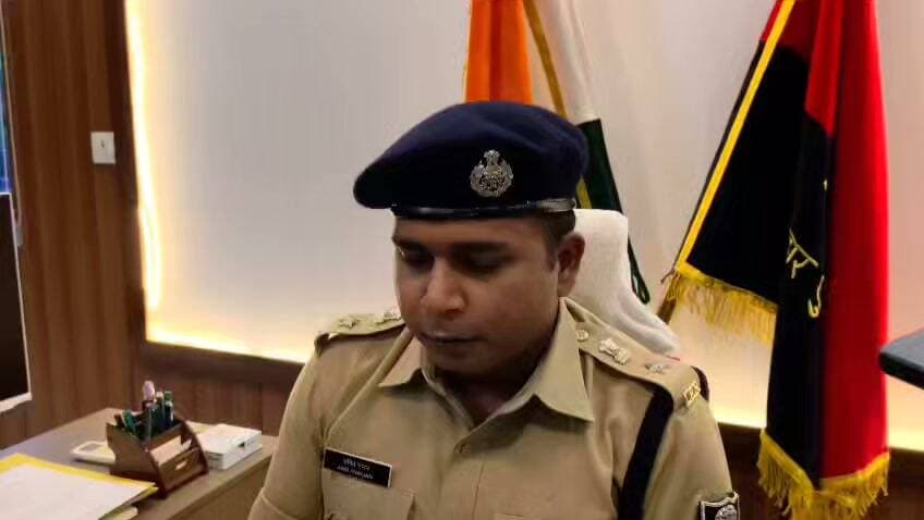 देह व्यापार के नेटवर्क पर सीतामढ़ी पुलिस का बड़ा प्रहार, मुख्य सरगना मंजूर खलीफा गिरफ्तार.
बेगूसराय के बखरी थाना क्षेत्र से दबोचा गया आरोपी, सीतामढ़ी समेत कई जिलों में लड़कियों को झांसा देकर देह व्यापार में धकेलने का आरोप
