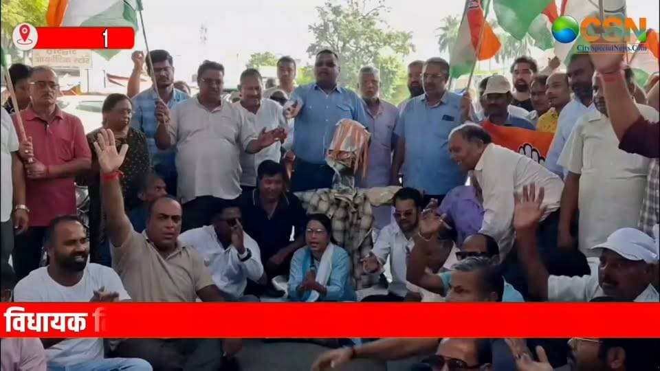 किच्छा में कांग्रेस विधायक तिलकराज बेहड़ के साथ हुई कथित मारपीट के विरोध में हरिद्वार में कांग्रेस कार्यकर्ताओं ने प्रदर्शन किया।
कांग्रेस नेता अशोक शर्मा के नेतृत्व में कार्यकर्ताओं ने कृष्णा नगर स्थित कांग्रेस कार्यालय से सिंहद्वार चौक तक पैदल मार्च निकाला और सरकार के खिलाफ नारेबाजी की। सिंहद्वार चौक पर कांग्रेस कार्यकर्ताओं ने सरकार का पुतला दहन कर घटना पर विरोध जताया।
दरअसल, किच्छा में स्ट्रांग रूम के बाहर पर्दे लगाए जाने को लेकर विधायक तिलकराज बेहड़ और दूसरे पक्ष के समर्थकों के बीच विवाद हुआ था। विवाद के दौरान धक्का-मुक्की और मारपीट की स्थिति बनी।
घटना के विरोध में कांग्रेस ने सरकार और प्रशासन की कार्यप्रणाली पर सवाल उठाते हुए निष्पक्ष कार्रवाई की मांग की है। कांग्रेस नेताओं का कहना है कि जनप्रतिनिधि के साथ हुई घटना में जिम्मेदार लोगों के खिलाफ कार्रवाई होनी चाहिए।
#किच्छा #तिलकराजबेहड़ #हरिद्वार #कांग्रेस #कांग्रेसप्रदर्शन #उत्तराखंड #उत्तराखंडराजनीति #किच्छाविवाद #तिलकराजबेहड़मारपीट #कांग्रेसकार्यकर्ता #सरकारकेखिलाफप्रदर्शन #निष्पक्षकार्रवाई #स्ट्रांगरूमविवाद #किच्छानगरपालिका #Haridwar #Kichha #UttarakhandNews #Congress #TilakRajBehad #BreakingNews #CitySpecialNews