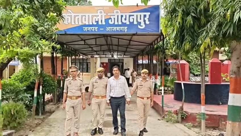 फर्जी रजिस्ट्री से भूमि हड़पने के मामले में गैंगस्टर एक्ट का वांछित आरोपी गिरफ्तार,चौराहे के पास पुलिस ने मो. हैदर को दबोचा, फर्जी व्यक्ति खड़ा कर कूटरचित दस्तावेज तैयार करने का है आरोप
आजमगढ़
https://abckhabar.in/?p=8524