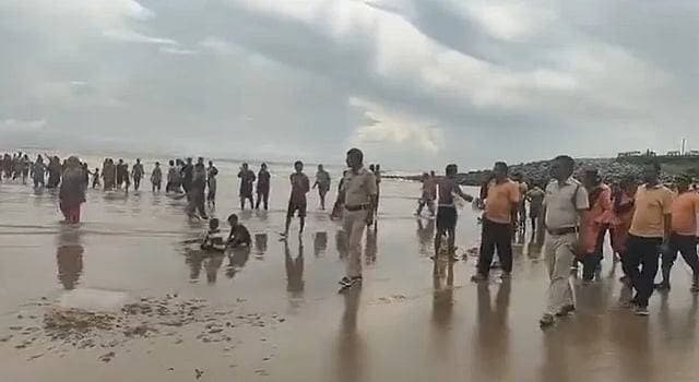 *বঙ্গোপসাগরে তৈরি নিম্নচাপের জেরে উত্তাল সমুদ্র! পর্যটকদের সতর্ক করতে দিঘা প্রশাসনের মাইকিং*
Bengal icon news দিঘা: বঙ্গোপসাগরে তৈরি হওয়া নিম্নচাপের যেরে উত্তাল হচ্ছে দিঘার সমুদ্র। পূর্ব মেদিনীপুরের উপকূলবর্তী এলাকায় জারি হয়েছে সতর্কতা। দিঘা, শঙ্করপুর, তাজপুর, মন্দারমণি, জুনপুট ও পেটুয়াঘাট-সহ একাধিক সমুদ্রতীরবর্তী অঞ্চলে পর্যটক এবং মৎস্যজীবীদের জন্য বিশেষ সতর্কবার্তা দিয়েছে প্রশাসন। বুধবার বিভিন্ন এলাকায় মাইকিং করে উপকূলীয় এলাকার বাসিন্দারা সাবধান করা হচ্ছে।
আবহাওয়া দফতর সূত্রে খবর, বঙ্গোপসাগরের পশ্চিম-মধ্য ও সংলগ্ন উত্তর-পশ্চিম অংশে অবস্থানরত নিম্নচাপটি ধীরে ধীরে শক্তি বাড়াচ্ছে। এটি গভীর নিম্নচাপে পরিণত হতে পারে বলে পূর্বাভাস। এরপর সেটি উত্তর অন্ধ্রপ্রদেশ ও দক্ষিণ ওডিশা উপকূলের দিকে অগ্রসর হওয়ার সম্ভাবনা রয়েছে। যদিও সরাসরি ঘূর্ণিঝড়ের আঘাতের আশঙ্কা নেই, তবুও এর প্রভাবে উপকূলবর্তী এলাকায় ঝোড়ো হাওয়া, বৃষ্টি এবং সমুদ্র উত্তাল হওয়ার সম্ভাবনা তৈরি হয়েছে।
আবহাওয়া দফতরের পূর্বাভাস অনুযায়ী, আগামী কয়েক দিনে পূর্ব মেদিনীপুরের উপকূল অঞ্চলে মাঝারি থেকে ভারী বৃষ্টিপাত হতে পারে। পাশাপাশি ঘণ্টায় ৩০ থেকে ৫০ কিলোমিটার বেগে দমকা হাওয়া বইতে পারে বলেও আশঙ্কা করা হচ্ছে। ফলে সমুদ্রের পরিস্থিতি দ্রুত বদলে যেতে পারে বলে মনে করছেন বিশেষজ্ঞরা।
পরিস্থিতির কথা মাথায় রেখে দিঘা-শঙ্করপুর উপকূলে নজরদারি বাড়ানো হয়েছে। সৈকত এলাকায় পুলিশ ও প্রশাসনের কর্মীরা পর্যটকদের সতর্ক করছেন। বিশেষ করে জোয়ারের সময় সমুদ্রের গভীরে না নামার জন্য অনুরোধ করা হচ্ছে। অনেক পর্যটক সমুদ্রের উত্তাল ঢেউয়ের কাছে গিয়ে ছবি তোলার চেষ্টা করেন। পর্যটকদের মাইকিং করে সতর্ক করছে প্রশাসন।
এদিকে মৎস্যজীবীদের জন্যও জারি করা হয়েছে বিশেষ সতর্কতা। আগামী কয়েক দিন সমুদ্রে মাছ ধরতে না যাওয়ার পরামর্শ দেওয়া হয়েছে। যেসব ট্রলার ও মাছ ধরার নৌকা এখনও সমুদ্রে রয়েছে, সেগুলিকে দ্রুত নিরাপদ ঘাটে ফিরে আসতে বলা হয়েছে। সমুদ্র উত্তাল হয়ে উঠলে দুর্ঘটনার ঝুঁকি বেড়ে যেতে পারে বলেই এই সতর্কতা।
উপকূলবর্তী এলাকাগুলিতে দুর্যোগ মোকাবিলার প্রস্তুতিও শুরু করেছে প্রশাসন। বিভিন্ন ব্লক প্রশাসন, সিভিল ডিফেন্স, বিপর্যয় মোকাবিলা দল এবং পুলিশকে সতর্ক অবস্থায় রাখা হয়েছে। প্রয়োজনে দ্রুত উদ্ধার ও ত্রাণ কার্যক্রম চালানোর জন্য প্রস্তুতি নেওয়া হয়েছে বলে প্রশাসন সূত্রে খবর।
পূর্ব মেদিনীপুরের জেলাশাসক নিরঞ্জন কুমার জানান, “পরিস্থিতির উপর প্রশাসন সার্বক্ষণিক নজর রাখছে। আবহাওয়া দফতর সঙ্গে নিয়মিত যোগাযোগ রাখা হচ্ছে। সরাসরি ঘূর্ণিঝড়ের সম্ভাবনা না থাকলেও সমুদ্রের পরিস্থিতি দ্রুত খারাপ হতে পারে। সেই কারণেই আগাম সতর্কতামূলক ব্যবস্থা নেওয়া হয়েছে। সম্ভাব্য যে কোনও জরুরি পরিস্থিতি মোকাবিলার জন্য প্রশাসন সম্পূর্ণ প্রস্তুত রয়েছে ।"