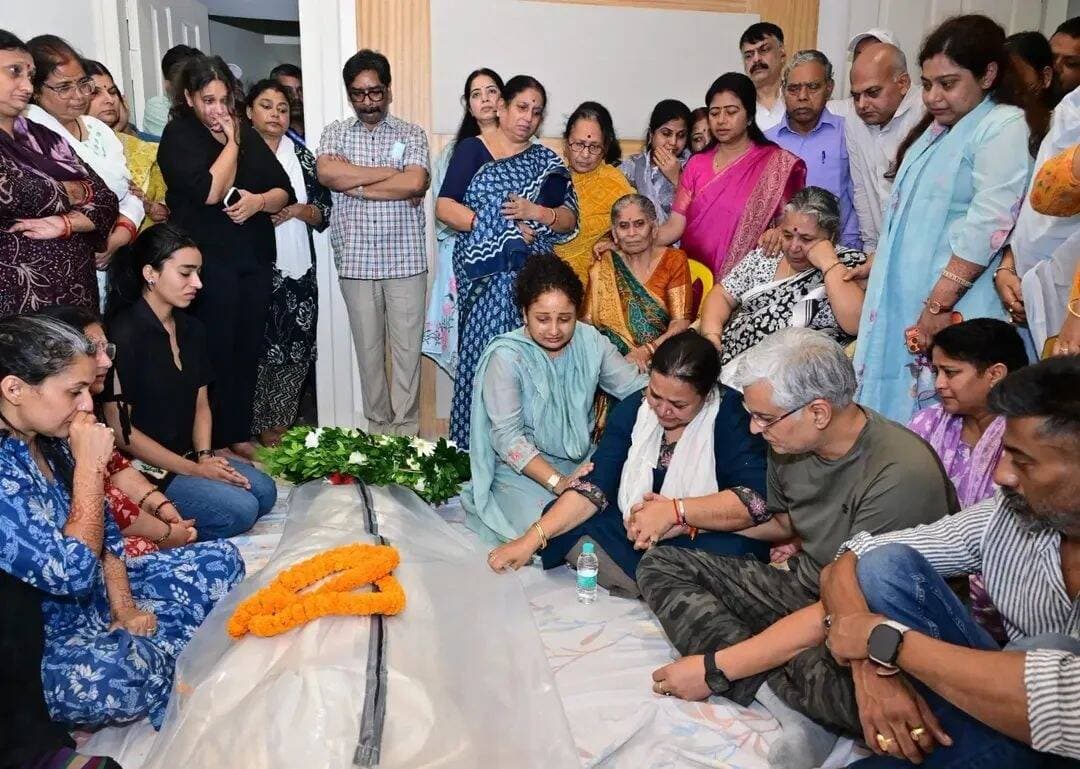 बेटी की अंतिम यात्रा से पहले भावुक हुईं मंत्री दीपिका पांडेय सिंह
तृषा सिंह को अंतिम विदाई देने से पहले मां दीपिका पांडेय सिंह का रो-रोकर बुरा हाल नजर आया। बेटी को खोने के गम में पूरा परिवार शोक में डूबा है।
साथी मुख्यमंत्री हेमंत सोरेन और कल्पना सोरेन
श्रद्धांजलि अर्पित की
#DeepikaPandeySingh #TrishaSingh #TrishaSinghNews #JharkhandNews #RanchiNews #Jharkhand #Ranchi #BreakingNews #LatestNews #NewsUpdate #LoktantraBharat #LoktantraBharatNews #JharkhandBreaking #EmotionalMoment #Tribute #AntimYatra #श्रद्धांजलि #अंतिमयात्रा #झारखंडन्यूज़ #रांची_न्यूज़