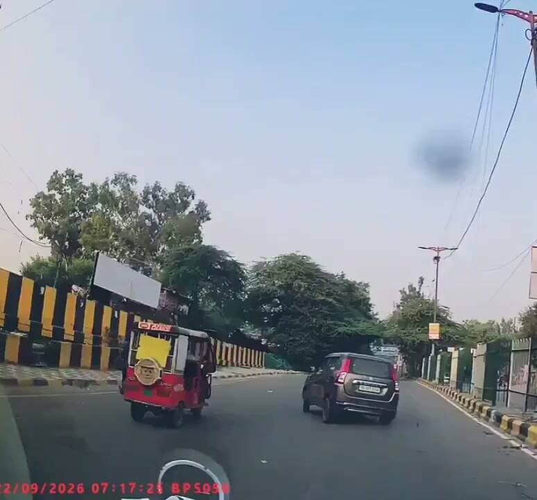 🚨 दिल्ली के शक्ति नगर गोल चक्कर पर तेज रफ्तार वैगनआर अचानक पलटी। हादसे के बाद मौके पर मौजूद लोगों ने तुरंत मदद के लिए दौड़ लगाई। घटना का वीडियो सोशल मीडिया पर सामने आया है। राहत की बात है कि फिलहाल किसी के घायल होने की जानकारी नहीं है।
🎥 दिल की धड़कनें बढ़ा देने वाला हादसा देखिए वीडियो, सिर्फ हमारे फेसबुक पेज पर।