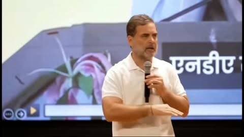 ‘वोट चोरी’ के आरोपों पर राहुल गांधी का बड़ा बयान
लोकसभा में नेता प्रतिपक्ष राहुल गांधी ने एक बार फिर चुनावी प्रक्रिया को लेकर ‘वोट चोरी’ के अपने आरोप दोहराए। उन्होंने 2025 में महाराष्ट्र, महादेवपुरा और आलंद से जुड़े अपने आरोपों के साथ ‘वोटर अधिकार यात्रा’ और हरियाणा से जुड़ी प्रेस कॉन्फ्रेंस का जिक्र किया।
राहुल गांधी ने 23 सितंबर 2026 को द इंडियन एक्सप्रेस में प्रकाशित रिपोर्ट का हवाला देते हुए कहा कि दो चुनाव आयुक्तों ने 10 महीनों में चुनाव आयोग के कई फैसलों को लेकर 14 बार आपत्तियां दर्ज कराईं।
राहुल गांधी ने कहा कि वे करीब तीन वर्षों से चुनावी प्रक्रिया में कथित अनियमितताओं का मुद्दा उठा रहे हैं। उन्होंने प्रधानमंत्री नरेंद्र मोदी और केंद्रीय गृह मंत्री अमित शाह के लंबे समय तक सत्ता में रहने के दावों के संदर्भ में ‘एंटी-इंकम्बेंसी’ का भी जिक्र किया।
वहीं, चुनाव आयोग ने संबंधित रिपोर्ट पर प्रतिक्रिया देते हुए कहा है कि आयोग के फैसले �