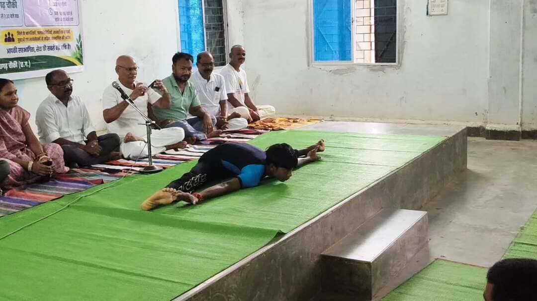 अंबागढ़ चौकी में ‘सेवा संकल्प अभियान’ के अंतर्गत टाउन हॉल में योग एवं ध्यान सत्र का आयोजन किया गया।
- स्वस्थ जीवनशैली, मानसिक एकाग्रता और सकारात्मक सोच का संदेश देते हुए बड़ी संख्या में नागरिकों, विद्यार्थियों, जनप्रतिनिधियों एवं अधिकारी-कर्मचारियों ने सामूहिक योग, प्राणायाम एवं ध्यान का अभ्यास किया।
#सेवा_संकल्प_अभियान #SevaSankalpAbhiyan #SevaSankalp #JanSeva JanBhagidari ViksitChhattisgarh SevaSeVikas
@chhattisgarhcmo @dpr.chhattisgarh