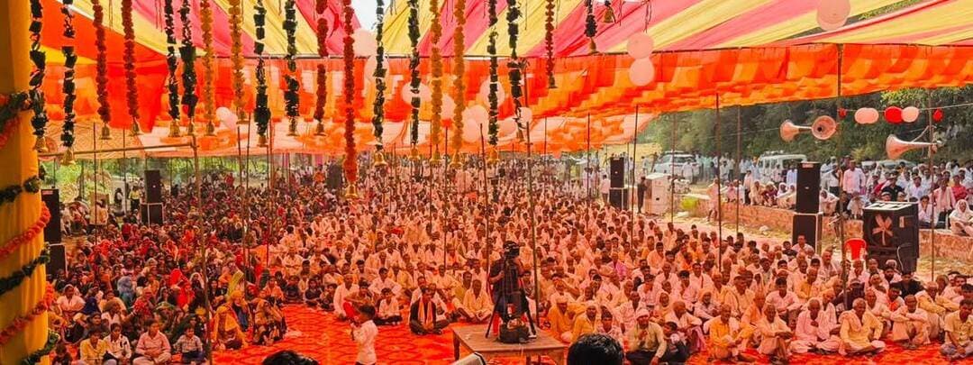 *जड़खोर धाम में बाबा घनश्याम दास जी की 34वीं पुण्यतिथि पर आयोजित हुआ मेला*
*गृह राज्य मंत्री जवाहर सिंह बेढ़म ने बाबा के श्रीचरणों में अर्पित किए श्रद्धा-सुमन*
नगर/डीग, 24 सितंबर। जड़खोर धाम में श्री श्री 1008 गौ लोकवासी बाबा घनश्याम दास जी महाराज की 34वीं पुण्यतिथि के अवसर पर गुरुवार को मेले का आयोजन किया गया। गृह, गौपालन, पशुपालन, डेयरी एवं मत्स्य विभाग के राज्य मंत्री जवाहर सिंह बेढ़म ने मेले में शामिल होकर बाबा घनश्याम दास जी महाराज के श्रीचरणों में श्रद्धा-सुमन अर्पित किए।
गृह राज्य मंत्री ने कहा कि बाबा घनश्याम दास जी महाराज का जीवन तप, त्याग, गौसेवा एवं लोककल्याण के प्रति समर्पित रहा। उनका जीवन समाज के लिए प्रेरणादायी है। उन्होंने कहा कि पुण्यतिथि के अवसर पर आयोजित मेले में बड़ी संख्या में भक्तजन एवं श्रद्धालु शामिल हुए और बाबा को श्रद्धांजलि अर्पित की। उन्होंने कहा कि जड़खोर धाम श्रद्धालुओं की आस्था का प्रमुख केंद्र है। बाबा की पुण्यतिथि पर आयोजित कार्यक्रम में शामिल होकर उन्हें श्रद्धांजलि अर्पित करना उनके लिए श्रद्धा का विषय है।