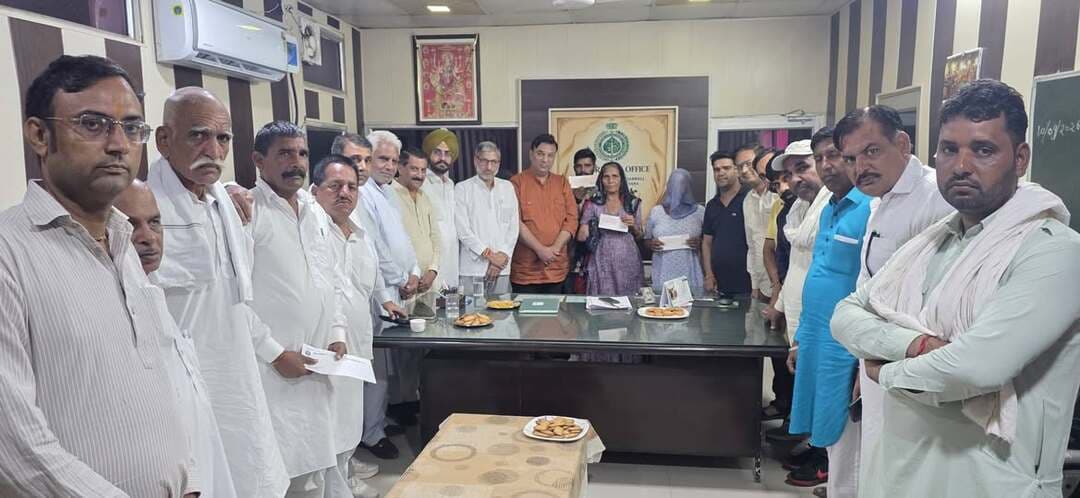 किसानों की सुविधा सर्वोपरि, खरीफ खरीद को लेकर सतीश जग्गा के नेतृत्व में मार्केट कमेटी ने कसी कमर
सेवा संकल्प अभियान के तहत तीन लाभार्थियों को दिए 2 लाख रुपए के चेक; हर खरीद केंद्र व सब-यार्ड पर दो-दो सदस्य संभालेंगे निगरानी, मुख्य यार्ड में चार सदस्य तैनात
डबवाली। खरीफ सीजन में किसानों को फसल बेचने में किसी तरह की परेशानी न हो और मंडियों में खरीद व्यवस्था सुचारू एवं निर्बाध रहे, इसे लेकर मार्केट कमेटी डबवाली ने तैयारियां तेज कर दी हैं। चेयरमैन सतीश जग्गा की अध्यक्षता में हुई बैठक में खरीद व्यवस्था की व्यापक समीक्षा कर जिम्मेदारियां तय की गईं। बैठक का संचालन सचिव ऋषि राज यादव ने प्रभावी ढंग से किया।
बैठक में सतीश जग्गा ने कहा कि किसान हित और समय पर फसल खरीद सर्वोच्च प्राथमिकता है। खरीद सीजन में किसानों को अनावश्यक इंतजार या किसी प्रकार की असुविधा न हो, इसके लिए सभी अधिकारी और कर्मचारी पूरी तत्परता व आपसी समन्वय के साथ कार्य करें। बैठक में सदस्यों ने सर्वसम्मति से खरीफ खरीद व्यवस्था को सुचारू रूप से संचालित करने का प्रस्ताव पारित किया।
खरीद व्यवस्था की निगरानी को लेकर भी स्पष्ट जिम्मेदारियां तय की गईं। प्रत्येक खरीद केंद्र और प्रत्येक सब-यार्ड पर मार्केट कमेटी के दो-दो सदस्य तैनात रहेंगे, जो वहां की व्यवस्थाओं एवं खरीद प्रक्रिया पर निगरानी रखेंगे। वहीं मुख्य प्रिंसिपल यार्ड की व्यवस्था देखने के लिए चार सदस्यों को जिम्मेदारी सौंपी गई है। खरीद अवधि में कमेटी स्टाफ पूरी मुस्तैदी से कार्य करेगा तथा आवश्यकता के अनुसार अस्थायी स्टाफ भी तैनात किया जाएगा।
बैठक में अतिरिक्त जगह की जरूरत वाले खरीद केंद्रों पर भी चर्चा हुई। जहां से अतिरिक्त स्थान के लिए मांग प्राप्त हुई है, वहां आवश्यकता एवं औचित्य की जांच के बाद प्रशासन से अनुमति लेने का निर्णय लिया गया, ताकि फसल खरीद के दौरान जगह की कमी के कारण किसानों को परेशानी न हो।
चेयरमैन देवकुमार शर्मा, चैयरमेन सतीश जग्गा, सचिव ऋषि राज, विजय वधवा, राजप्रीत सिंह मागेंआना ने सेवा संकल्प अभियान के तहत मुख्यमंत्री किसान एवं खेतिहर मजदूर जीवन सुरक्षा योजना के अंतर्गत तीन लाभार्थियों को कुल 2 लाख रुपए की सहायता राशि के चेक प्रदान किए गए। रविदास नगर, मंडी डबवाली निवासी जिन्ना देवी पत्नी मक्खन लाल को 1,25,000 रुपए, गांव कालूआना निवासी सुमित्रा देवी पत्नी ओमप्रकाश को 37,500 रुपए तथा गांव गंगा निवासी ओमप्रकाश पुत्र मनीराम को 37,500 रुपए का चेक प्रदान किया गया।
देवकुमार शर्मा तथा सतीश जग्गा ने कहा कि पात्र परिवारों तक सरकारी योजनाओं का लाभ पहुंचाना सामाजिक जिम्मेदारी है। सेवा संकल्प अभियान सेवा और संवेदना को जनसरोकार से जोड़ने का माध्यम है, जिसके तहत जरूरतमंद परिवारों तक सहायता पहुंचाने का प्रयास किया जा रहा है।
बैठक के बाद मार्केट कमेटी सदस्यों एवं अधिकारियों ने अटल कैंटीन का दौरा किया और वहीं भोजन किया। सदस्यों ने भोजन के स्वाद एवं गुणवत्ता पर संतोष जताते हुए कहा कि अटल कैंटीन किसानों, श्रमिकों, कर्मचारियों और आमजन के लिए किफायती एवं गुणवत्तापूर्ण भोजन की उपयोगी सुविधा है।
इस अवसर पर मार्केट कमेटी उपाध्यक्ष अमीलाल पारीक, एसडीओ लखबीर सिंह, अधिकारियों में महावीर डूडी, मैनपाल वर्मा, जतिंदर सिंह, पुष्पिंदर तथा मार्किट कमेटी सदस्य अजैब सिंह भाटी, कमलकांत दुरेजा, संदीप चावला, जगसीर शेरगिल, जगदीश महार, कमल सचदेवा, सुभाष मोंगा, सुखदेव भरत मुन्नावाली, नंदलाल, मोहिंदर डूडी, कृष्ण किनिया, पार्षद विकास शर्मा, विनेश छाबड़ा, बसंत कालूआना सहित अन्य उपस्थित रहे।