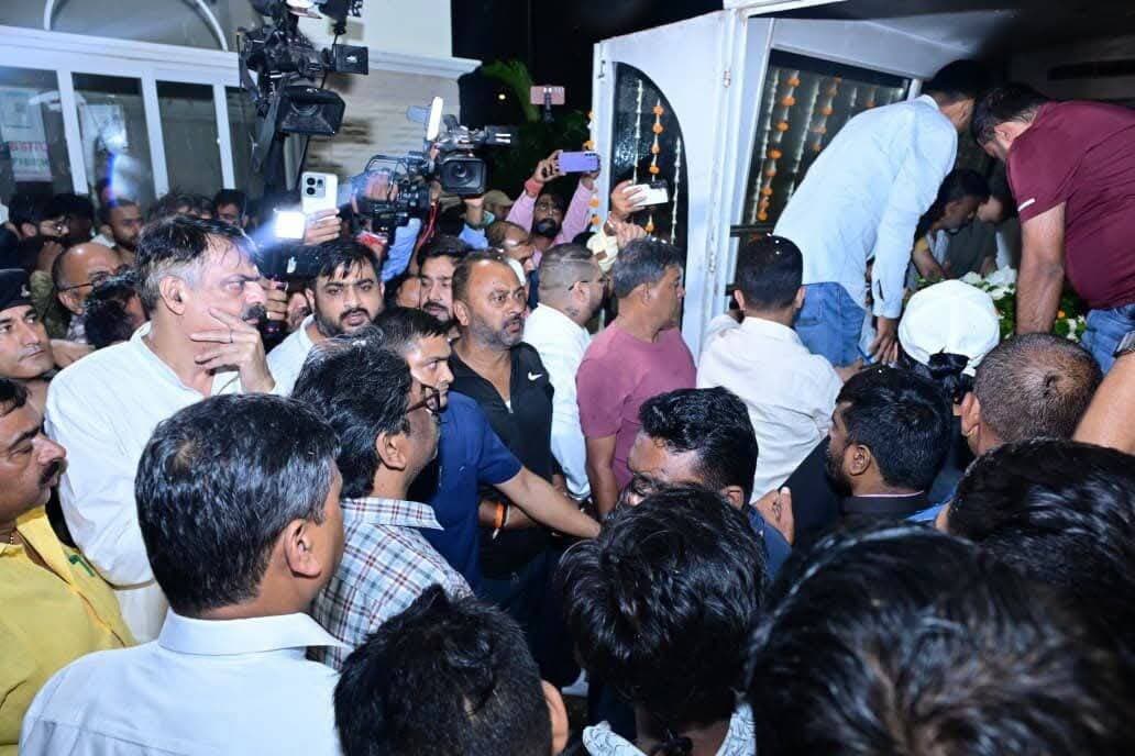 *18 दिन में दूसरी बार छलका सीएम हेमंत सोरेन का दर्द, मंत्री की बेटी तृषा को श्रद्धांजलि देते वक्त आंखों से निकले आंसू*
राँची के स्मार्ट सिटी स्थित मंत्री आवास में गुरुवार शाम को माहौल बेहद गमगीन हो गया। मुख्यमंत्री हेमंत सोरेन अपनी पत्नी एवं विधायक कल्पना सोरेन के साथ पहुंचकर मंत्री दीपिका पांडे सिंह की दिवंगत पुत्री तृषा सिंह के पार्थिव शरीर पर पुष्पचक्र अर्पित कर भावपूर्ण श्रद्धांजलि दी।
तृषा सिंह के असमय निधन से मुख्यमंत्री भी भावुक नजर आए। श्रद्धांजलि देने के दौरान उनकी आंखों से आंसू छलक पड़े। कुछ देर के लिए माहौल पूरी तरह भावुक हो गया।
बता दें 18 दिनों के भीतर यह दूसरा मौका है, जब मुख्यमंत्री हेमंत सोरेन किसी करीबी के निधन पर भावुक हुए हैं। इससे पहले करीब 18 दिन पूर्व मंत्री सुदिव्य सोनू के निधन के बाद मुख्यमंत्री की आंखें नम हुई थीं। अब मंत्री की बेटी के असमय निधन ने उन्हें फिर भावुक कर दिया।
मंत्री आवास पर मौजूद लोगों के बीच भी शोक का माहौल रहा। तृषा सिंह के असमय निधन से परिजन, शुभचिंतक और राजनीतिक जगत के लोग गहरे सदमे में हैं।