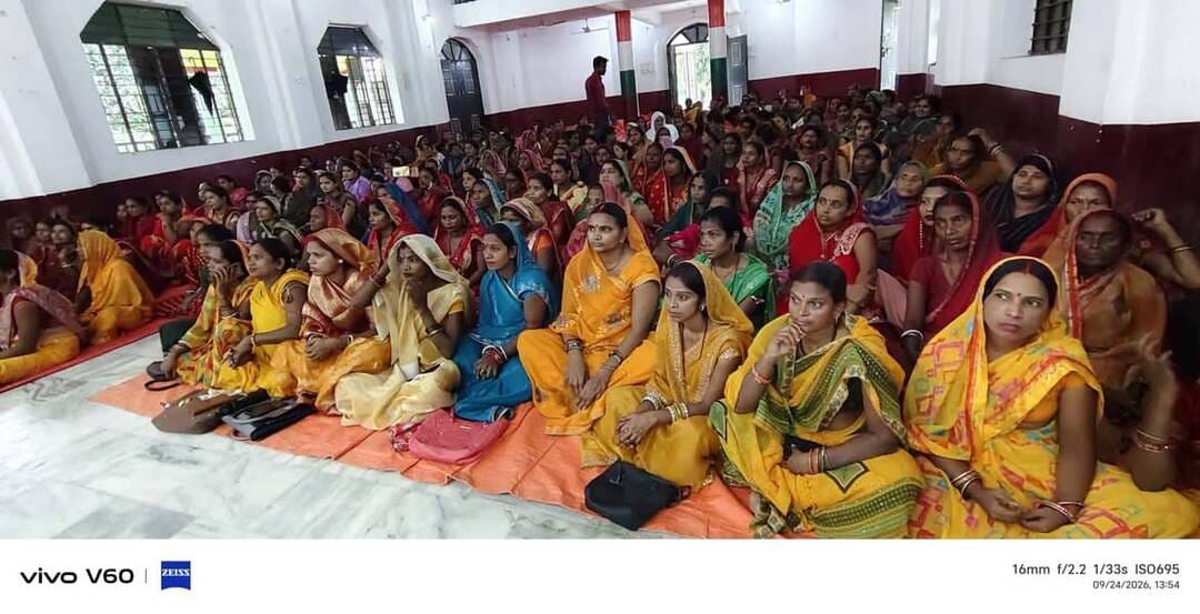 प्रेस विज्ञप्ति
समाहरणालय मधेपुरा
जिला जनसंपर्क कार्यालय
दिनांक: 24/09/2026
जीविका, मधेपुरा के सौजन्य से
आयुष्मान जीविका महिला विकास स्वावलंबी सहकारी समिति, आलमनगर की वार्षिक आम सभा आयोजित
वित्तीय वर्ष 2025-26 के वार्षिक लेखा-जोखा, उपलब्धियों एवं आगामी कार्ययोजना पर हुई विस्तृत चर्चा
मधेपुरा, 24 सितंबर 2026।
आयुष्मान जीविका महिला विकास स्वावलंबी सहकारी समिति लिमिटेड, आलमनगर, मधेपुरा की वार्षिक आम सभा का आयोजन आज दिनांक 24 सितंबर 2026 को आलमनगर में किया गया। कार्यक्रम का उद्घाटन जीविका के जिला परियोजना प्रबंधक श्री नील कमल चौधरी, प्रखंड परियोजना प्रबंधक श्री रणजीत कुमार एवं समिति के पदाधिकारियों द्वारा संयुक्त रूप से किया गया।
उद्घाटन सत्र को संबोधित करते हुए जिला परियोजना प्रबंधक श्री नील कमल चौधरी ने जीविका दीदियों को विभिन्न आजीविका गतिविधियों से अधिकाधिक जुड़ने के लिए प्रेरित किया। उन्होंने कहा कि जीविका के माध्यम से महिलाओं को आर्थिक रूप से सशक्त, आत्मनिर्भर एवं स्वावलंबी बनाने के लिए स्वरोजगार तथा विभिन्न आयवर्धक गतिविधियों को बढ़ावा देना आवश्यक है। उन्होंने जीविका दीदियों से उपलब्ध अवसरों एवं योजनाओं का अधिकतम लाभ उठाते हुए अपनी आय में वृद्धि करने तथा परिवार एवं समाज के आर्थिक विकास में सक्रिय भागीदारी निभाने का आह्वान किया।
वार्षिक लेखा-जोखा एवं उपलब्धियों की समीक्षा
वार्षिक आम सभा के दौरान वित्तीय वर्ष 2025-26 के वार्षिक लेखा-जोखा का प्रस्तुतीकरण किया गया। इसके साथ ही समिति द्वारा वर्षभर संचालित विभिन्न गतिविधियों, उपलब्धियों एवं प्रगति की विस्तारपूर्वक समीक्षा की गई। समिति की आगामी कार्ययोजना पर भी सदस्यों के साथ विस्तृत विचार-विमर्श किया गया तथा समिति को और अधिक सुदृढ़, पारदर्शी एवं प्रभावी बनाने के लिए आवश्यक है, 2025- 26 आयुष्मान जीविका स्वावलंबी सहकारी समिति को 12 लाख 96 हज़ार रूपये का लाभ प्राप्त हुआ|
सुझाव प्राप्त किए गए।
कार्यक्रम के दौरान विभिन्न आजीविका गतिविधियों में उत्कृष्ट प्रदर्शन करने वाली जीविका दीदियों को सम्मानित किया गया। सम्मानित जीविका दीदियों ने अपने अनुभव साझा करते हुए बताया कि जीविका से जुड़ने के बाद उन्हें न केवल आर्थिक आत्मनिर्भरता हासिल हुई है, बल्कि परिवार में निर्णय लेने की क्षमता, आत्मविश्वास एवं सामाजिक भागीदारी में भी उल्लेखनीय वृद्धि हुई है।
महिला सशक्तीकरण से आत्मनिर्भरता की ओर
कार्यक्रम में इस बात पर विशेष बल दिया गया कि संगठित होकर कार्य करने से महिलाएं अपनी आजीविका को मजबूत करने के साथ-साथ परिवार की आर्थिक स्थिति को बेहतर बनाने और समाज के समावेशी विकास में महत्वपूर्ण भूमिका निभा सकती हैं। जीविका समूहों के माध्यम से महिलाओं को वित्तीय सेवाओं, स्वरोजगार एवं विभिन्न आयवर्धक गतिविधियों से जोड़कर उन्हें आर्थिक रूप से सशक्त एवं आत्मनिर्भर बनाने की दिशा में निरंतर कार्य किया जा रहा है।
कार्यक्रम में समिति की अध्यक्ष एवं अन्य पदाधिकारी, समिति की सदस्य जीविका दीदियां तथा जीविका टीम के कर्मियों की सक्रिय एवं उत्साहपूर्ण सहभागिता रही।
कार्यक्रम का मुख्य संदेश
“ संगठित महिला, समृद्ध समाज।”
“जीविका से जुड़ें, आजीविका बढ़ाएं और आत्मनिर्भर बनें।”
Information & Public Relations Department, Government of Bihar
