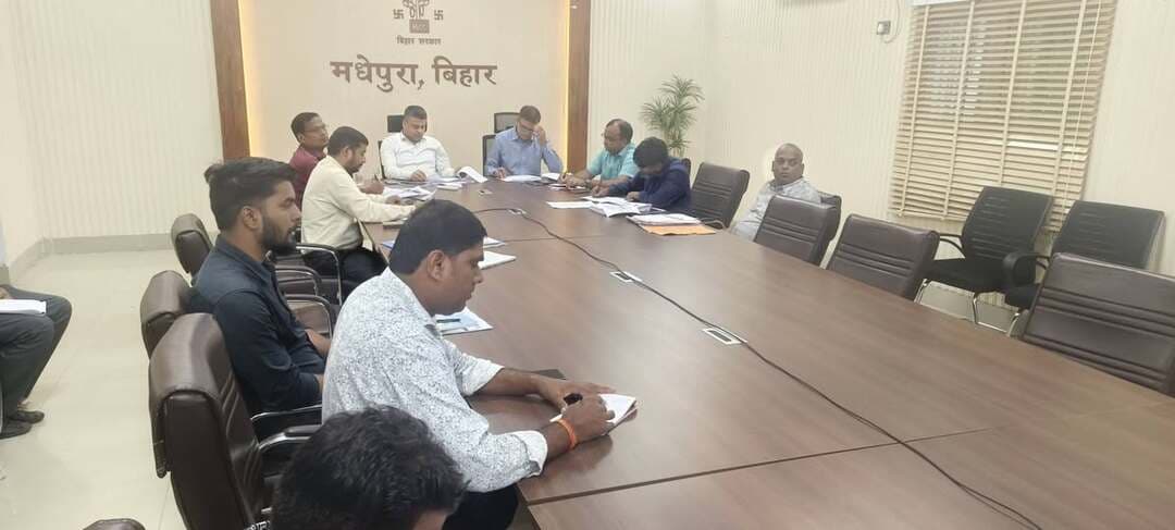 प्रेस विज्ञप्ति
समाहरणालय, मधेपुरा
जिला जनसंपर्क कार्यालय
दिनांक : 24 सितंबर 2026
*जिला पदाधिकारी श्री अभिषेक रंजन ने की ‘स्वच्छता ही सेवा 2026’ की समीक्षा, जनभागीदारी बढ़ाने पर दिया जोर*
*स्रोत पर कचरा पृथक्करण को प्रभावी बनाने, स्वच्छता गतिविधियों में तेजी लाने एवं आमजनों में व्यवहार परिवर्तन को लेकर अधिकारियों को दिए आवश्यक निर्देश*
मधेपुरा, 24 सितंबर 2026 : स्वच्छ भारत मिशन (ग्रामीण) एवं लोहिया स्वच्छ बिहार अभियान के अंतर्गत संचालित “स्वच्छता ही सेवा 2026 — स्वच्छता में सहभाग” अभियान को प्रभावी एवं परिणामोन्मुख बनाने के उद्देश्य से आज दिनांक 24 सितंबर 2026 को समाहरणालय, मधेपुरा स्थित न्यू एनआईसी सभागार में जिला पदाधिकारी श्री अभिषेक रंजन की अध्यक्षता में समीक्षात्मक बैठक आयोजित की गई।बैठक में उपविकास आयुक्त समेत अन्य जिलास्तरीय पदाधिकारी एवं प्रखंड स्तरीय पदाधिकारी व कर्मी जुड़े थे।
बैठक में जिला पदाधिकारी ने अभियान के अंतर्गत संचालित विभिन्न स्वच्छता गतिविधियों की प्रगति एवं क्रियान्वयन की समीक्षा की। उन्होंने अधिकारियों को निर्देश दिया कि अभियान को केवल कार्यक्रमों तक सीमित न रखते हुए इसे व्यापक जनभागीदारी एवं स्थायी व्यवहार परिवर्तन से जोड़ा जाए। उन्होंने स्वच्छता गतिविधियों को प्रभावी ढंग से संचालित करने, आमजनों को निरंतर जागरूक करने तथा निर्धारित गतिविधियों की नियमित निगरानी सुनिश्चित करने पर विशेष जोर दिया।
जिला पदाधिकारी ने विशेष रूप से स्रोत पर कचरा पृथक्करण को प्रभावी बनाने का निर्देश देते हुए कहा कि घर एवं अन्य स्रोतों पर ही कचरे को अलग-अलग रखने की आदत विकसित करना स्वच्छता व्यवस्था को सुदृढ़ बनाने की महत्वपूर्ण कड़ी है। उन्होंने संबंधित पदाधिकारियों एवं कर्मियों को अपने-अपने क्षेत्रों में व्यापक जागरूकता अभियान चलाकर आमजनों को इसके लिए प्रेरित करने का निर्देश दिया।
*चार स्तरीय स्रोत पृथक्करण को लेकर स्वच्छता कर्मियों एवं पर्यवेक्षकों को किया गया जागरूक*
इसी क्रम में दिनांक 23 सितंबर 2026 को जिला पंचायती राज संसाधन केंद्र, मधेपुरा परिसर में स्वच्छता कर्मियों एवं स्वच्छता पर्यवेक्षकों के लिए जागरूकता कार्यक्रम आयोजित किया गया था। कार्यक्रम में मानचित्र के माध्यम से चार स्तरीय स्रोत पृथक्करण की जानकारी दी गई तथा कचरे को निर्धारित श्रेणियों के अनुसार अलग-अलग रखने की प्रक्रिया समझाई गई।
स्वच्छता कर्मियों एवं पर्यवेक्षकों को विशेष रूप से गीला कचरा, सूखा कचरा, घरेलू हानिकारक कचरा एवं अन्य कचरे को अलग-अलग रखने के महत्व की जानकारी दी गई। उन्हें बताया गया कि स्रोत पर ही कचरे का उचित पृथक्करण सुनिश्चित होने से कचरे के संग्रहण, परिवहन, प्रसंस्करण एवं निस्तारण की प्रक्रिया अधिक व्यवस्थित एवं प्रभावी बनाई जा सकती है।
*स्वच्छता का संदेश घर-घर पहुंचाने की अपील*
जिला पदाधिकारी के निर्देश के अनुरूप सभी स्वच्छता कर्मियों एवं पर्यवेक्षकों से अपील की गई कि वे अपने-अपने क्षेत्रों में “कचरा स्रोत पर ही अलग करें” के संदेश को घर-घर तक पहुंचाएं तथा लोगों को गीला, सूखा, घरेलू हानिकारक एवं अन्य कचरे को अलग-अलग रखने के लिए प्रेरित करें।
साथ ही, स्वच्छता अभियान में स्थानीय समुदाय की सक्रिय भागीदारी सुनिश्चित करने तथा स्वच्छता संबंधी व्यवहार को दैनिक जीवन का हिस्सा बनाने के लिए निरंतर जन-जागरूकता गतिविधियां संचालित करने पर बल दिया गया।
जनभागीदारी, जिम्मेदार व्यवहार और निरंतर प्रयासों के माध्यम से स्वच्छ एवं स्वस्थ गांवों का निर्माण संभव है। सामूहिक सहभागिता से “स्वच्छ भारत, विकसित भारत” के संकल्प को साकार करने की दिशा में मधेपुरा जिला निरंतर आगे बढ़ रहा है।
Information & Public Relations Department, Government of Bihar
