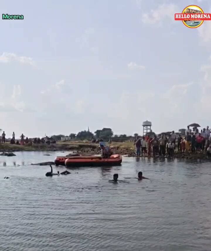 एसडीआरएफ ने खोज निकाले खदान के गड्ढे में डूबे युवक व किशोर के शव, नहाने के लिए गड्ढे में उतरे थे दोनों👇
जौरा। माजरा गांव में खदान के पास बने गहरे गड्ढे में नहाने गए सहरिया समाज के एक युवक और एक किशोर की डूबने से मौत हो गई। सूचना मिलने पर मौके पर पहुंची एसडीआरएफ की टीम ने रेस्क्यू ऑपरेशन चलाकर दोनों के शव बरामद किए। पुलिस ने शवों को पोस्टमार्टम के लिए जौरा पोस्टमार्टम हाउस में रखवा दिया है।
जानकारी के अनुसार गुरुवार को तीन लोग साइकिल से माजरा गांव की खदानों के पास नहाने पहुंचे थे। नहाने के दौरान विकास और राजेश गहरे पानी में चले गए और डूब गए। तीसरा युवक चकुर किसी तरह सुरक्षित बाहर निकल आया। सूचना मिलते ही जौरा थाना प्रभारी छत्रपाल सिंह बैस पुलिस बल के साथ मौके पर पहुंचे। एसडीआरएफ टीम ने काफी मशक्कत के बाद दोनों युवकों के शव पानी से बाहर निकाले।
मृतकों में विकास की उम्र करीब 15 वर्ष और राजेश की उम्र 20 वर्ष से अधिक बताई गई है। दोनों जौरा की गल्ला मंडी प्रांगण में अपने परिवार के साथ रहते थे।
खदानों के खुले गड्ढों से हादसे का खतरा
घटना के बाद स्थानीय लोगों ने खदानों के आसपास सुरक्षा व्यवस्था पर सवाल उठाए हैं। लोगों का कहना है कि खदानों के पास कई स्थानों पर गहरे गड्ढे खुले पड़े हैं, जिनमें बारिश का पानी भरा हुआ है। सुरक्षा इंतजाम नहीं होने से यहां हादसों का खतरा बना रहता है। स्थानीय लोगों ने प्रशासन और खनन विभाग से ऐसे खतरनाक गड्ढों को सुरक्षित कराने की मांग की है।
