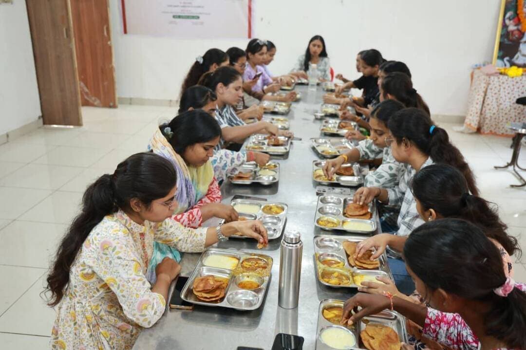 #पिछड़ा_वर्ग_के_विद्यार्थियों_को_बेहतर_सुविधाओं_की_सौगात
मुख्यमंत्री डॉ.मोहन यादव ने पोस्ट मैट्रिक छात्रावासों में आधुनिक मेस सुविधाओं का किया लोकार्पण
उज्जैन के महानंदानगर छात्रावास की छात्रा पूजा सोनी से मुख्यमंत्री ने किया संवाद, नई व्यवस्था से पढ़ाई के लिए मिलेगा अधिक समय
उज्जैन, 24 सितंबर। मुख्यमंत्री डॉ. मोहन यादव ने गुरुवार को मंत्रालय से वीडियो कांफ्रेसिंग के माध्यम से पिछड़ा वर्ग पोस्ट मैट्रिक छात्रावासों में निर्मित आधुनिक मेस सुविधाओं का लोकार्पण किया। इस अवसर पर उज्जैन जिले के महानंदानगर स्थित 50 सीटर पोस्ट मैट्रिक पिछड़ा वर्ग छात्रावास की छात्राओं से भी मुख्यमंत्री डॉ. यादव ने संवाद किया और नई मेस व्यवस्था के संबंध में जानकारी ली।
मुख्यमंत्री डॉ. मोहन यादव ने छात्रावास में अध्ययनरत पीएचडी की छात्रा पूजा सोनी से चर्चा करते हुए पूछा कि पूर्व में भोजन की व्यवस्था किस प्रकार की जाती थी। छात्रा पूजा सोनी ने बताया कि पहले छात्राओं को अपने कमरों में ही सिलेंडर रखकर भोजन की व्यवस्था करनी पड़ती थी। साथ ही सब्जी एवं अन्य आवश्यक सामग्री भी स्वयं खरीदकर लानी होती थी। इस पूरी प्रक्रिया में काफी समय व्यतीत हो जाता था, जिससे उनकी पढ़ाई भी प्रभावित होती थी। छात्रा पूजा सोनी ने बताया कि छात्रावास में आधुनिक मेस व्यवस्था प्रारंभ होने से अब छात्राओं को भोजन की व्यवस्था के लिए अलग से समय नहीं देना पड़ेगा। इससे उन्हें पढ़ाई के लिए अधिक समय मिल सकेगा और अध्ययन में सुविधा होगी। छात्राओं ने आधुनिक मेस व्यवस्था प्रारंभ किए जाने पर मुख्यमंत्री डॉ. यादव का आभार व्यक्त करते हुए धन्यवाद दिया। नई व्यवस्था के तहत छात्रावास में मेस का संचालन चतुर्थ श्रेणी कर्मचारियों द्वारा किया जाएगा, जबकि छात्रावास की अधीक्षिका मेस की प्रमुख रहेगी। शासन द्वारा विद्यार्थियों के लिए प्रति छात्र निर्धारित शिक्षावृत्ति की राशि भी उपलब्ध कराई जाएगी। आधुनिक मेस व्यवस्था के माध्यम से छात्रावास में रहकर अध्ययन करने वाले विद्यार्थियों को स्वच्छ, पौष्टिक, सुव्यवस्थित एवं बेहतर भोजन उपलब्ध हो सकेगा। इस अवसर पर जिला पंचायत के सीईओ श्री श्रेयांस कूमट, एसडीएम श्री पवन बारिया, पिछड़ा वर्ग विभाग की सहायक संचालक सुश्री अनुराधा सकवार सहित छात्रावास की छात्राएं उपस्थित रही।
CM Madhya Pradesh
Dr Mohan Yadav
Jansampark Madhya Pradesh
Directorate of Health Services, Madhya Pradesh
Department of Higher Education, Madhya Pradesh
Collector Office Ujjain