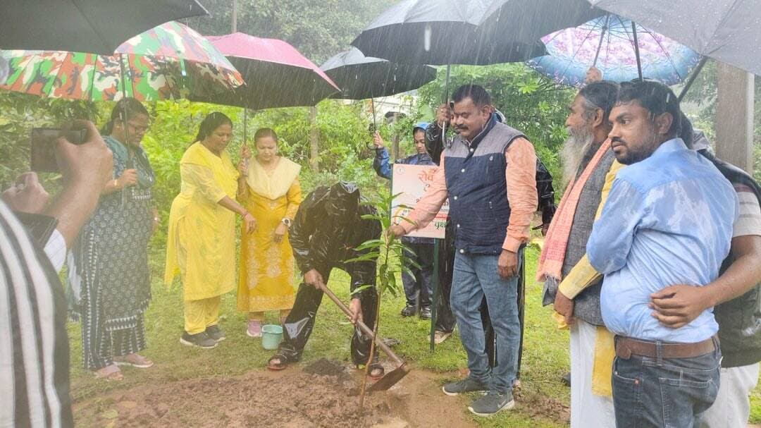 सेवा संकल्प अभियान | सेवा मेरा योगदान
केशकाल के टाटामारी में आयोजित ‘सेवा मेरा योगदान’ शिविर में कांकेर सांसद श्री भोजराज नाग एवं केशकाल विधायक श्री नीलकंठ टेकाम शामिल हुए।
टाटामारी मार्ग पर पौधरोपण के साथ सुरडोंगर तालाब घाट की सफाई में श्रमदान कर स्वच्छता, पर्यावरण संरक्षण और जनभागीदारी का संदेश दिया।
#सेवा_संकल्प_अभियान #SevaSankalpAbhiyan #SevaSankalp #JanSeva #JanBhagidari ViksitChhattisgarh SevaSeVikas आशीर्वाद_का_दीया