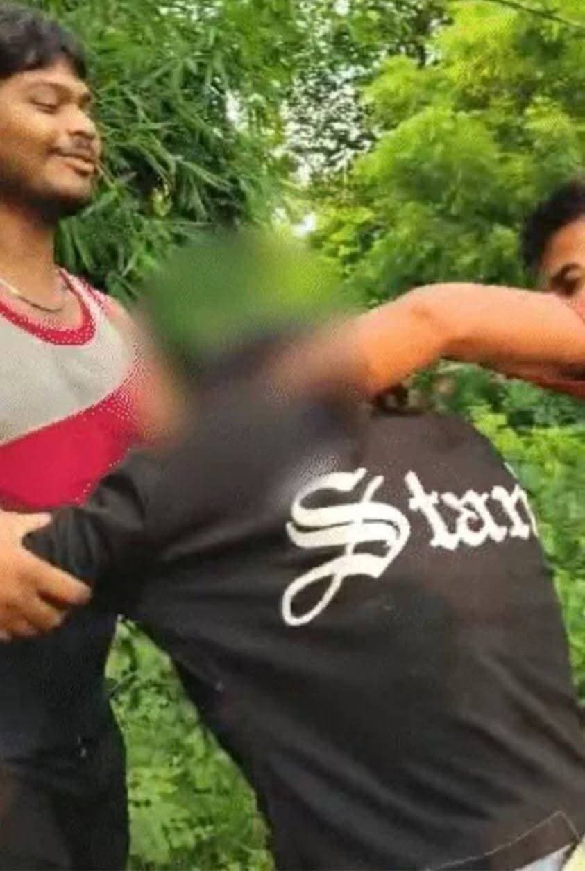 समस्तीपुर में जमुई जैसी घटना! बीच सड़क नाबालिग लड़की से बदसलूकी, वीडियो वायरल
समस्तीपुर। बिहार के समस्तीपुर जिले से भी नाबालिग लड़की के साथ बीच सड़क कथित बदसलूकी का वीडियो सामने आया है। वायरल वीडियो में कुछ युवक लड़की को परेशान करते और उसे जबरन दूसरी ओर ले जाने की कोशिश करते नजर आ रहे हैं।
वीडियो में लड़की बार-बार युवकों से उसे छोड़ने की गुहार लगाती सुनाई देती है। वह कहती है कि वह अपने भाई को बुला रही है। इस पर युवकों की ओर से कथित तौर पर उसे भाई को बुलाने की बात कही जाती है। वीडियो में एक युवक लड़की का हाथ पकड़ता और उसे खींचता हुआ दिखाई दे रहा है।
बताया जा रहा है कि यह घटना समस्तीपुर के कर्पूरीग्राम थाना क्षेत्र में बूढ़ी गंडक नदी के बाइपास बांध के पास की है। घटना का वीडियो बुधवार रात करीब 10:30 बजे पुलिस के संज्ञान में आया।
जानकारी के अनुसार वीडियो सामने आने के बाद कर्पूरीग्राम थाना पुलिस ने थाना क्षेत्र के विभिन्न स्थानों पर छापेमारी की। पुलिस ने इस मामले में पांच लोगों को हिरासत में लिया है और उनसे पूछताछ की जा रही है।
पुलिस पूरे मामले की जांच कर रही है। वीडियो की सत्यता और घटना से जुड़े अन्य तथ्यों की भी जांच की जा रही है।