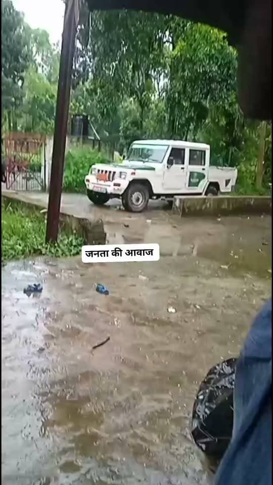 मोकामा में ‘जंगली सूअर’ का आतंक: कई लोगों को काटकर किया गंभीर रूप से जख्मी, वन विभाग की टीम मौके पर पहुंची
बिहार के पटना जिले अंतर्गत मोकामा क्षेत्र में एक जंगली सूअर के आतंक से ग्रामीणों में दहशत का माहौल बन गया है। बेकाबू हुए जंगली सूअर ने हमला कर कई स्थानीय लोगों को काटकर गंभीर रूप से घायल कर दिया। इस अचानक हुए हमले से इलाके में अफरा-तफरी मच गई और लोग अपनी जान बचाने के लिए इधर-उधर भागते नजर आए।
स्थानीय लोगों में दहशत, अस्पताल में भर्ती घायल
प्रत्यक्षदर्शियों के अनुसार, जंगली सूअर अचानक रिहायशी इलाके और खेतों की तरफ आ धमका। रास्ते में जो भी सामने आया, सूअर ने उस पर हमला कर दिया। इस हमले में घायल हुए लोगों को तुरंत स्थानीय स्वास्थ्य केंद्र और अनुमंडलीय अस्पताल ले जाया गया, जहां उनका प्राथमिक उपचार चल रहा है। घटना के बाद से ग्रामीण अपने बच्चों और मवेशियों को लेकर बेहद चिंतित हैं तथा खेतों की ओर जाने से कतरा रहे हैं।
वन विभाग की टीम ने संभाला मोर्चा
घटना की सूचना मिलते ही स्थानीय प्रशासन हरकत में आया और तुरंत वन विभाग की टीम को सूचित किया गया। वन विभाग की टीम रेस्क्यू उपकरणों के साथ गांव पहुंची और जंगली सूअर को काबू में करने के लिए सर्च ऑपरेशन शुरू कर दिया है। वन अधिकारियों का कहना है कि सूअर को पकड़कर जल्द ही सुरक्षित स्थान या जंगल में छोड़ा जाएगा ताकि ग्रामीणों की सुरक्षा सुनिश्चित की जा सके।
सुरक्षा को लेकर प्रशासन की अपील
प्रशासन और वन विभाग ने स्थानीय निवासियों से अपील की है कि वे अकेले सुनसान जगहों या खेतों की तरफ न जाएं। साथ ही किसी भी आपात स्थिति में जंगली जानवर को उकसाने के बजाय तुरंत प्रशासन को सूचित करें। फिलहाल वन विभाग की टीम इलाके में कैंप कर रही है और स्थिति पर लगातार नजर बनाए हुए है।