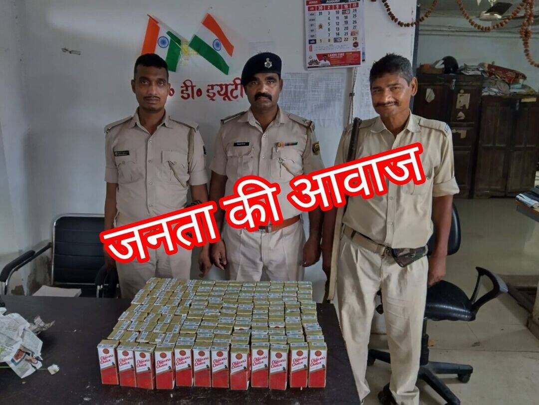 मरांची में पुलिस की बड़ी कार्रवाई: गुप्त सूचना पर पीले रंग के टेम्पो से 132 बोतल अंग्रेजी शराब बरामद, चालक फरार
बिहार में पूर्ण शराबबंदी को प्रभावी ढंग से लागू करने को लेकर चलाए जा रहे अभियान के तहत मरांची थाना पुलिस को एक बड़ी सफलता हाथ लगी है। गुप्त सूचना के आधार पर कार्रवाई करते हुए पुलिस ने एक संदिग्ध पीले रंग के ऑटो (टेम्पो) को जब्त कर उससे भारी मात्रा में अवैध अंग्रेजी शराब बरामद की है।
पुलिस की नाकेबंदी देख चालक फरार
मरांची थानाध्यक्ष रौशन कुमार ने मामले की जानकारी देते हुए बताया कि पुलिस को गुप्त सूचना मिली थी कि एक पीले रंग के टेम्पो के जरिए अवैध शराब की बड़ी खेप ले जाई जा रही है। सूचना मिलते ही पुलिस टीम ने त्वरित कार्रवाई करते हुए इलाके में घेराबंदी की। हालांकि, पुलिस टीम को सामने देखते ही टेम्पो का चालक चालाकी दिखाते हुए वाहन छोड़कर मौके से भागने में सफल रहा।
बरामदगी और कानूनी कार्रवाई
पुलिस द्वारा जब जब्त टेम्पो की गहन तलाशी ली गई, तो उसमें से 'ऑफिसर चॉइस' (Officer's Choice) ब्रांड की 180 ml की कुल 132 बोतलें अवैध शराब बरामद हुईं।
थानाध्यक्ष ने बताया कि इस संबंध में मरांची थाने में मध्य निषेध एवं उत्पाद अधिनियम के तहत प्राथमिकी (FIR) दर्ज कर ली गई है। पुलिस ने टेम्पो को जब्त कर लिया है और फरार वाहन चालक की पहचान करने के लिए संभावित ठिकानों पर छापेमारी की जा रही है। पुलिस का कहना है कि आरोपी को जल्द ही गिरफ्तार कर न्यायिक हिरासत में भेजा जाएगा और शराब तस्करी के इस नेटवर्क का पूरी तरह खुलासा किया जाएगा।
<nis:link nis:type=tag nis:id=mokama nis:value=Mokama nis:enabled=true nis:link/>