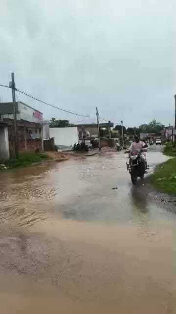 तिसरी -गांवा मुख्यमार्ग तालाब में हुआ तब्दील।