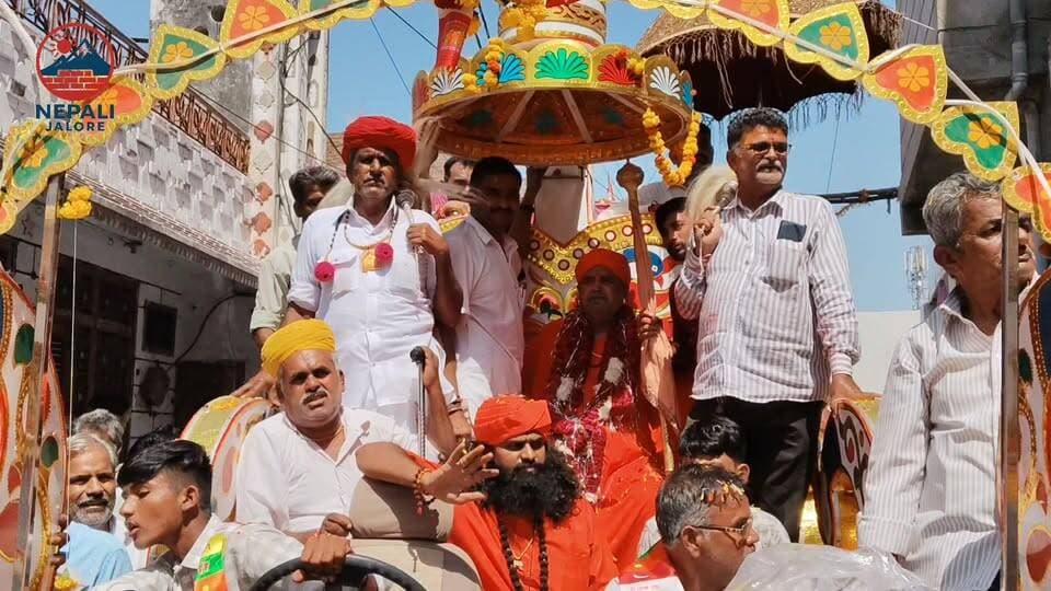 54 दिन का चातुर्मास पूरा कर जालोर लौटे पीर गंगानाथ महाराज :
जालोर। 54 दिन का चातुर्मास पूरा कर पीर गंगानाथ महाराज गुरुवार को बैरठ के केसरनाथ मंदिर से जालोर के भैरूनाथ अखाड़ा पहुंचे। गाजे-बाजे, घोड़े, रथ और बैंड के साथ निकली शोभायात्रा का शहर में जगह-जगह पुष्पवर्षा कर स्वागत किया गया। अखाड़ा पहुंचने पर लाभार्थी परिवार की महिलाओं ने पारंपरिक रीति-रिवाज से सामेला की रस्म निभाई और पूजा-अर्चना की। इस दौरान संत-महंतों और श्रद्धालुओं ने जयनाथजी के जयकारे लगाए। चातुर्मास सेवा समिति ने चढ़ावा लाभार्थियों सहित बैरठ के कानसिंह मंडलावत व पूर्व डीवाईएसपी गोपालसिंह का बहुमान किया।